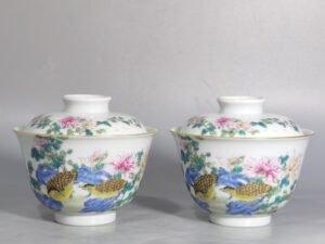 Qing Dynasty Qianlong famille rose covered bowl