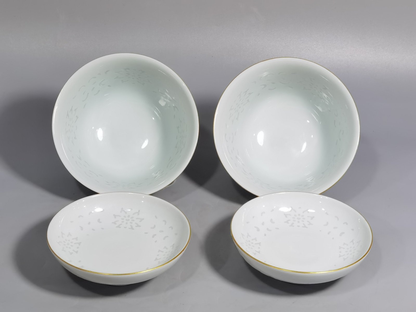 Qing Dynasty Qianlong famille rose covered bowl