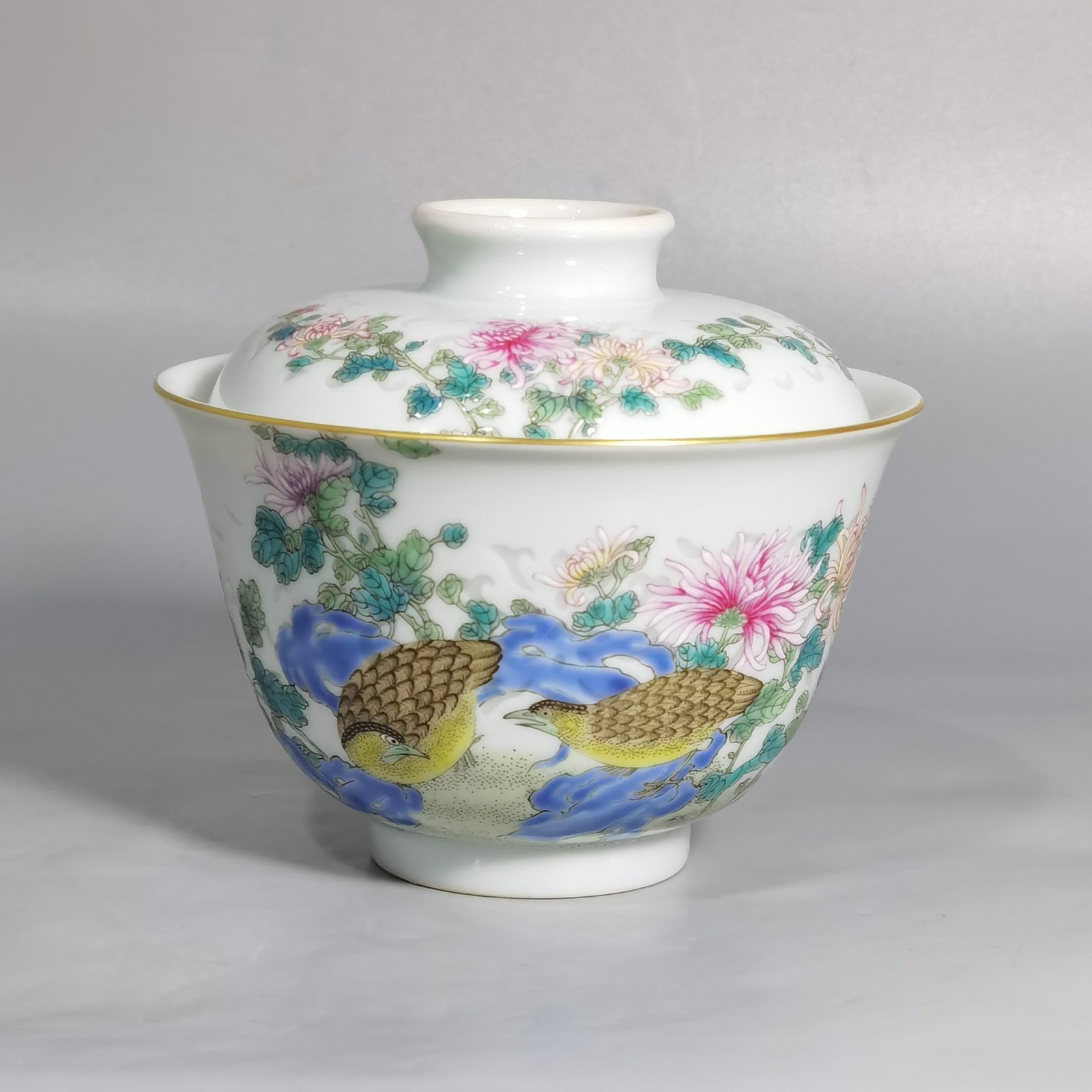 Qing Dynasty Qianlong famille rose covered bowl