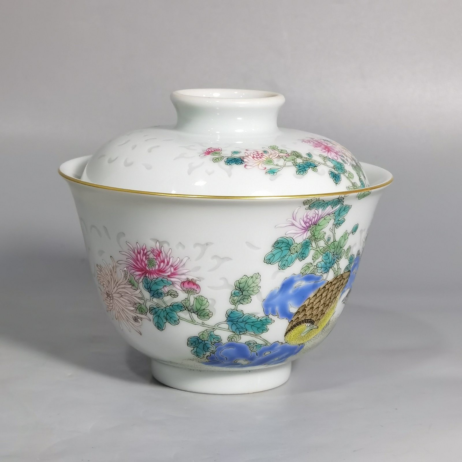 Qing Dynasty Qianlong famille rose covered bowl