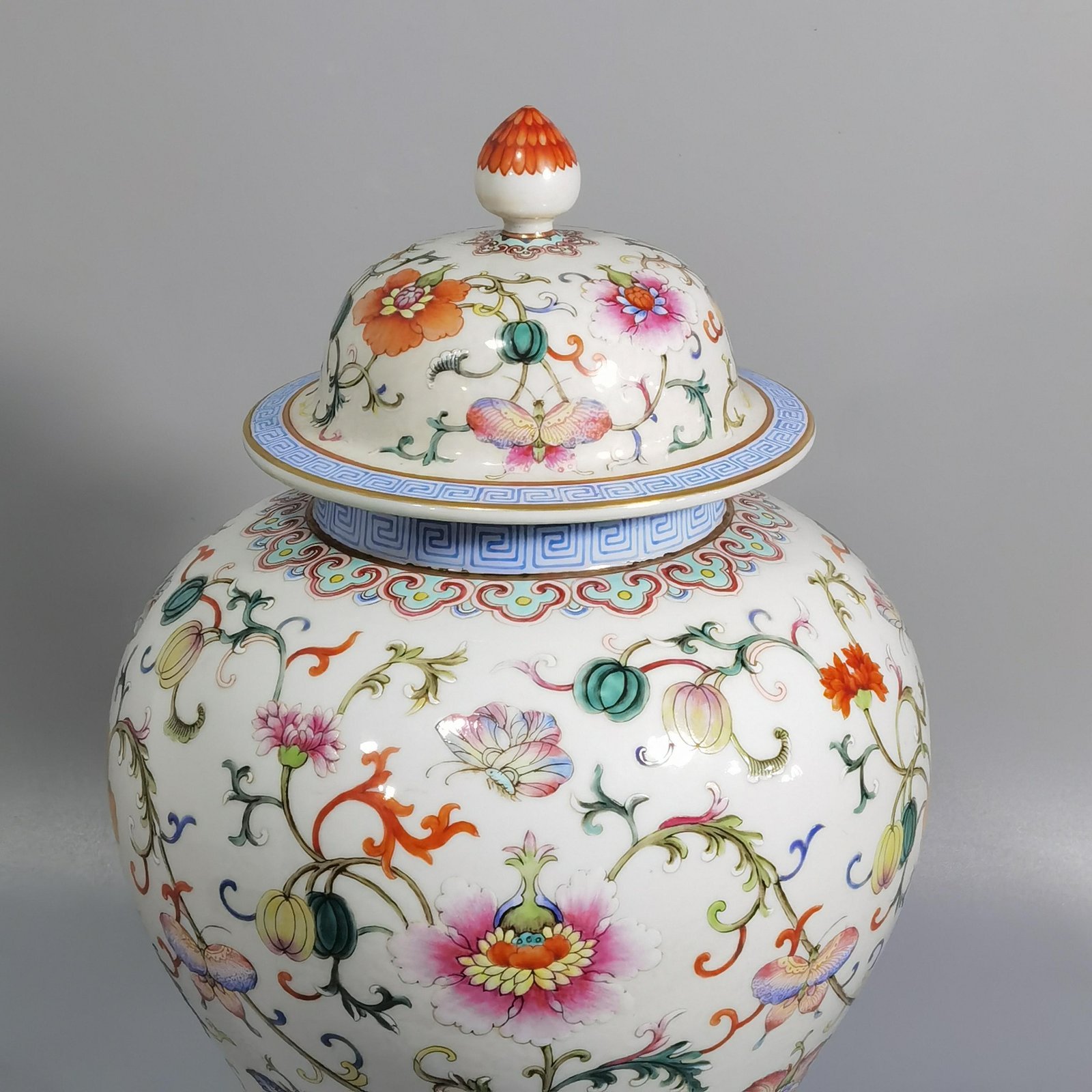 Qing Dynasty Qianlong pair of pastel-painted general jars
