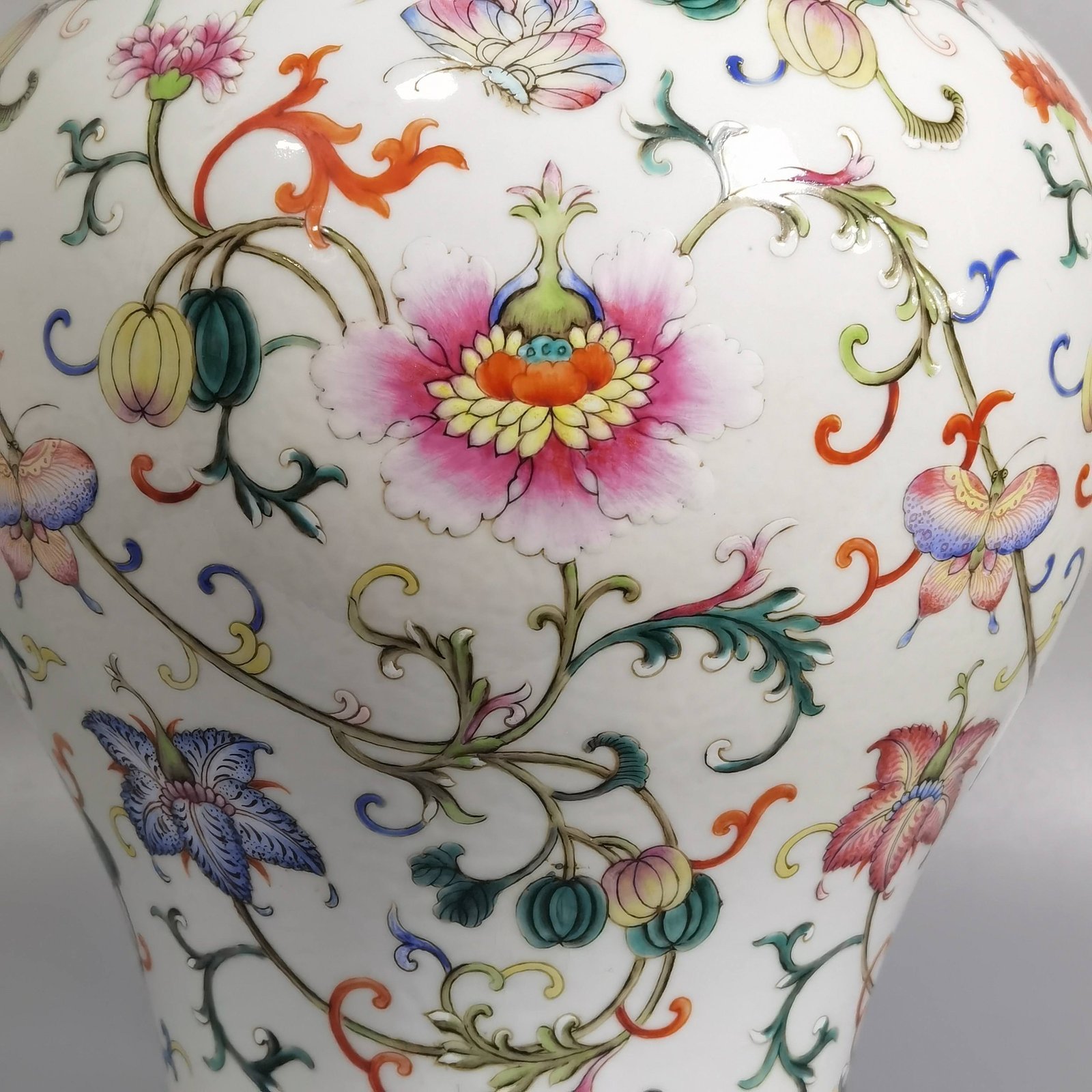Qing Dynasty Qianlong pair of pastel-painted general jars