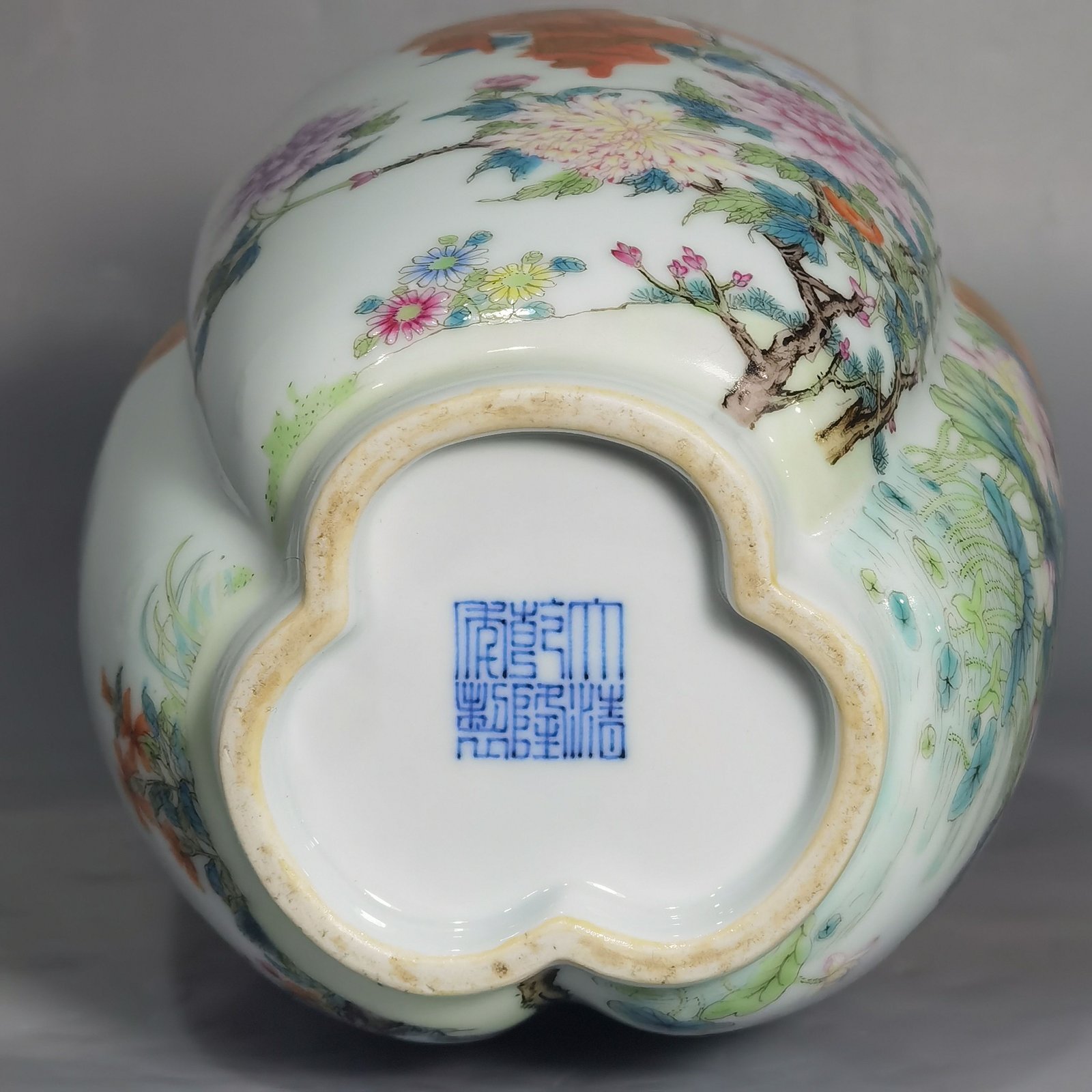 Qing Dynasty Qianlong Pastel flowers and gold-painted baggage three-tube vase