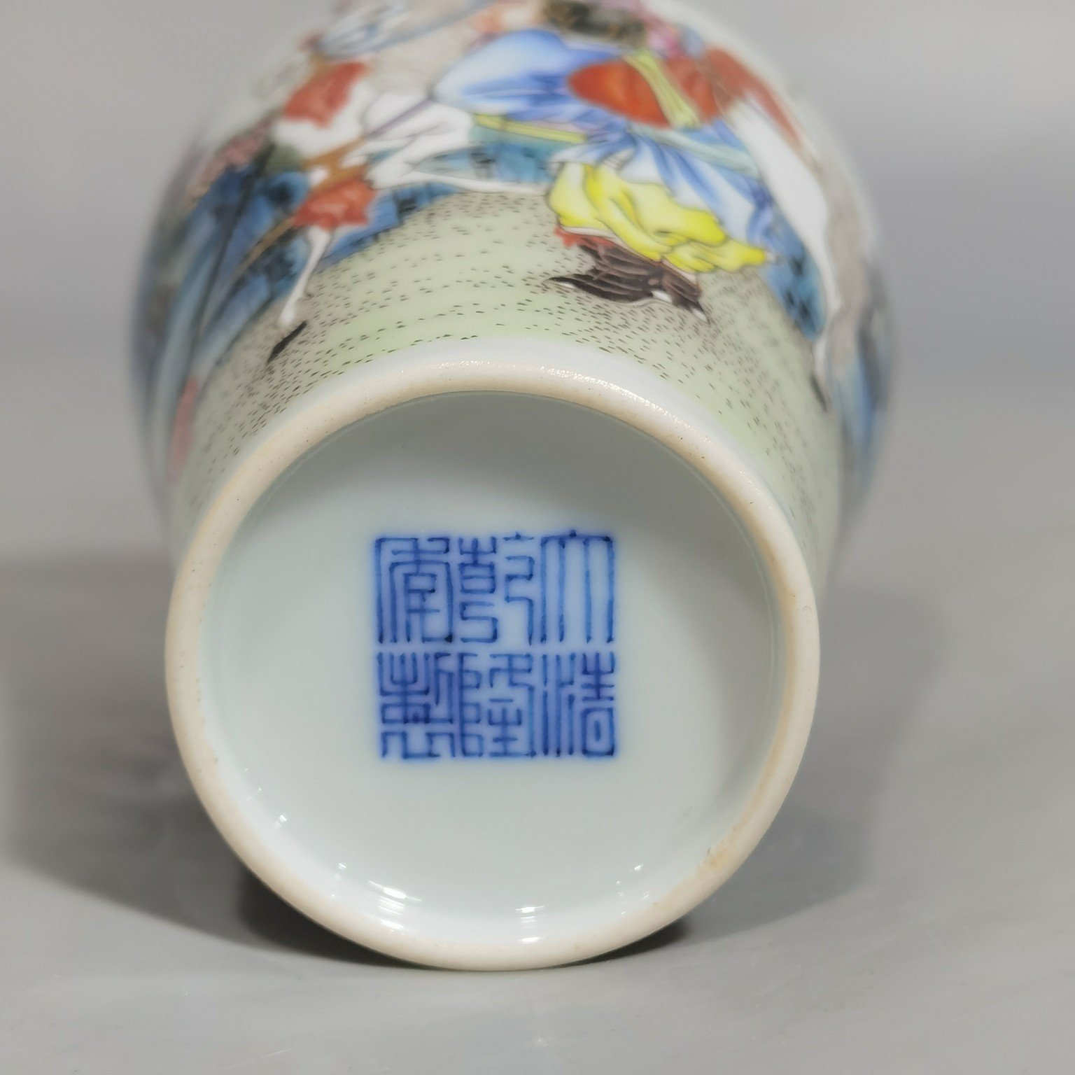 Qing Dynasty Qianlong Pastel Hua Mulan joined the army snuff bottle
