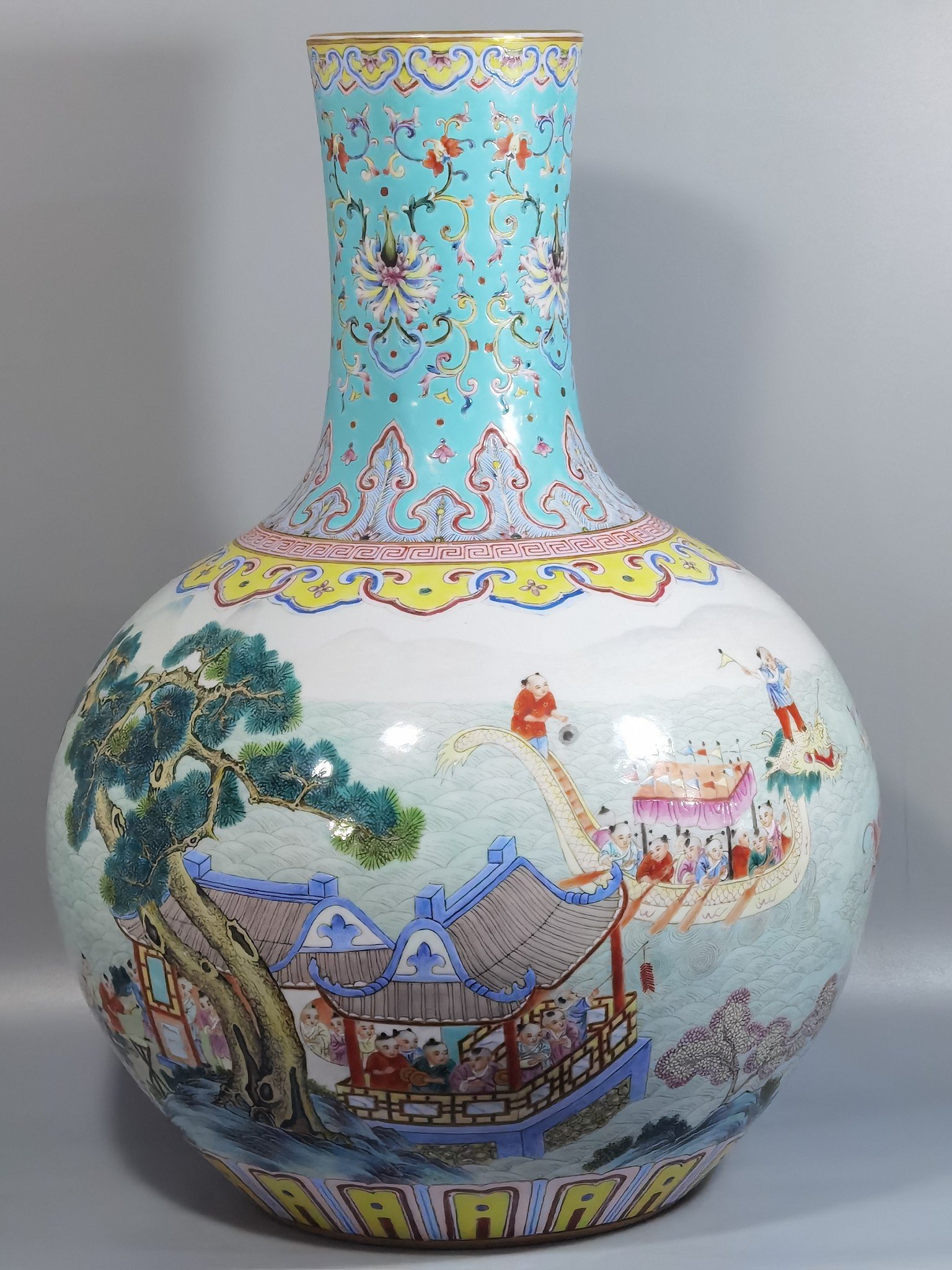 Qing Dynasty Qianlong pastel-colored panoramic view dragon boat celestial vase