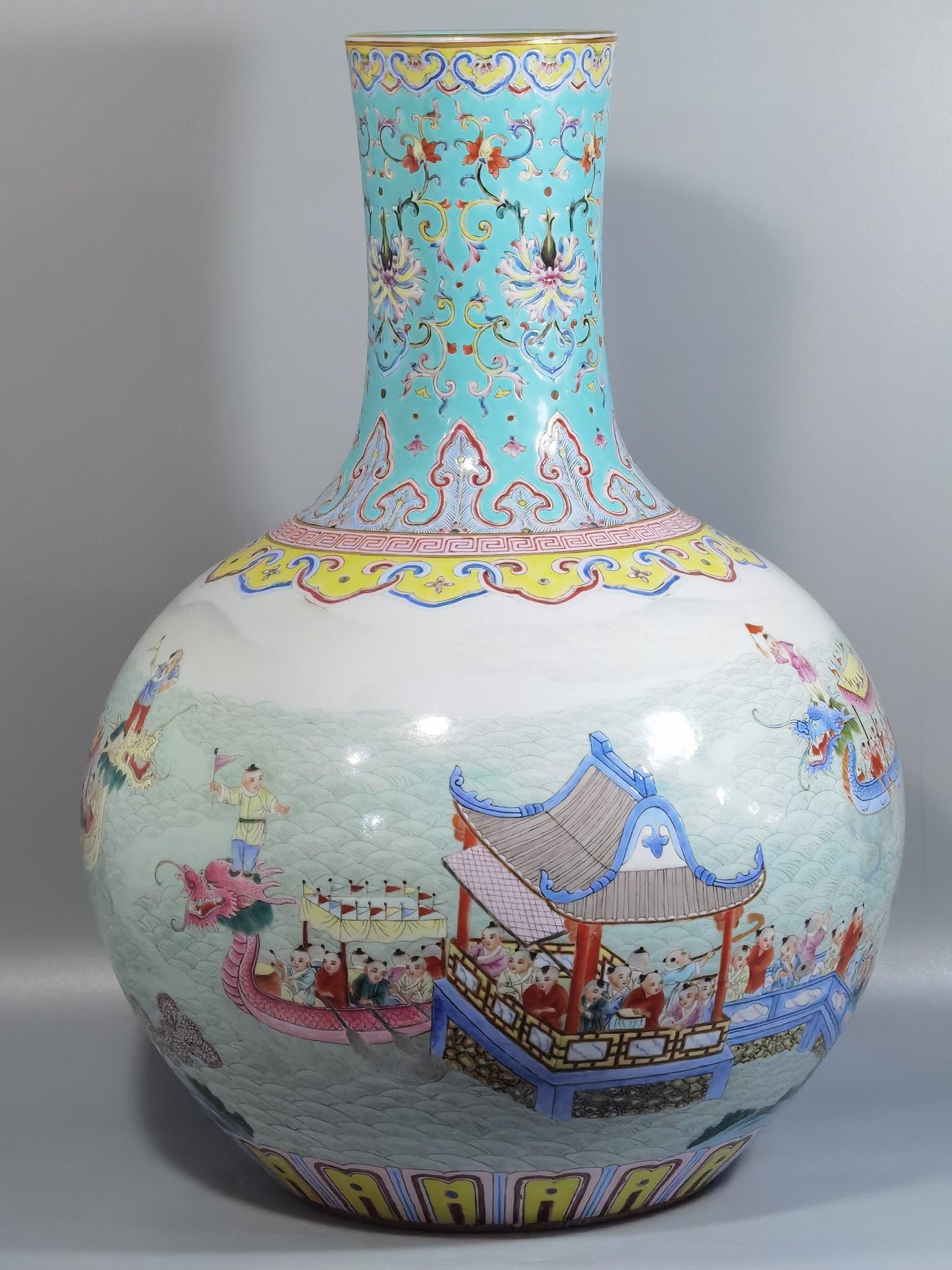 Qing Dynasty Qianlong pastel-colored panoramic view dragon boat celestial vase