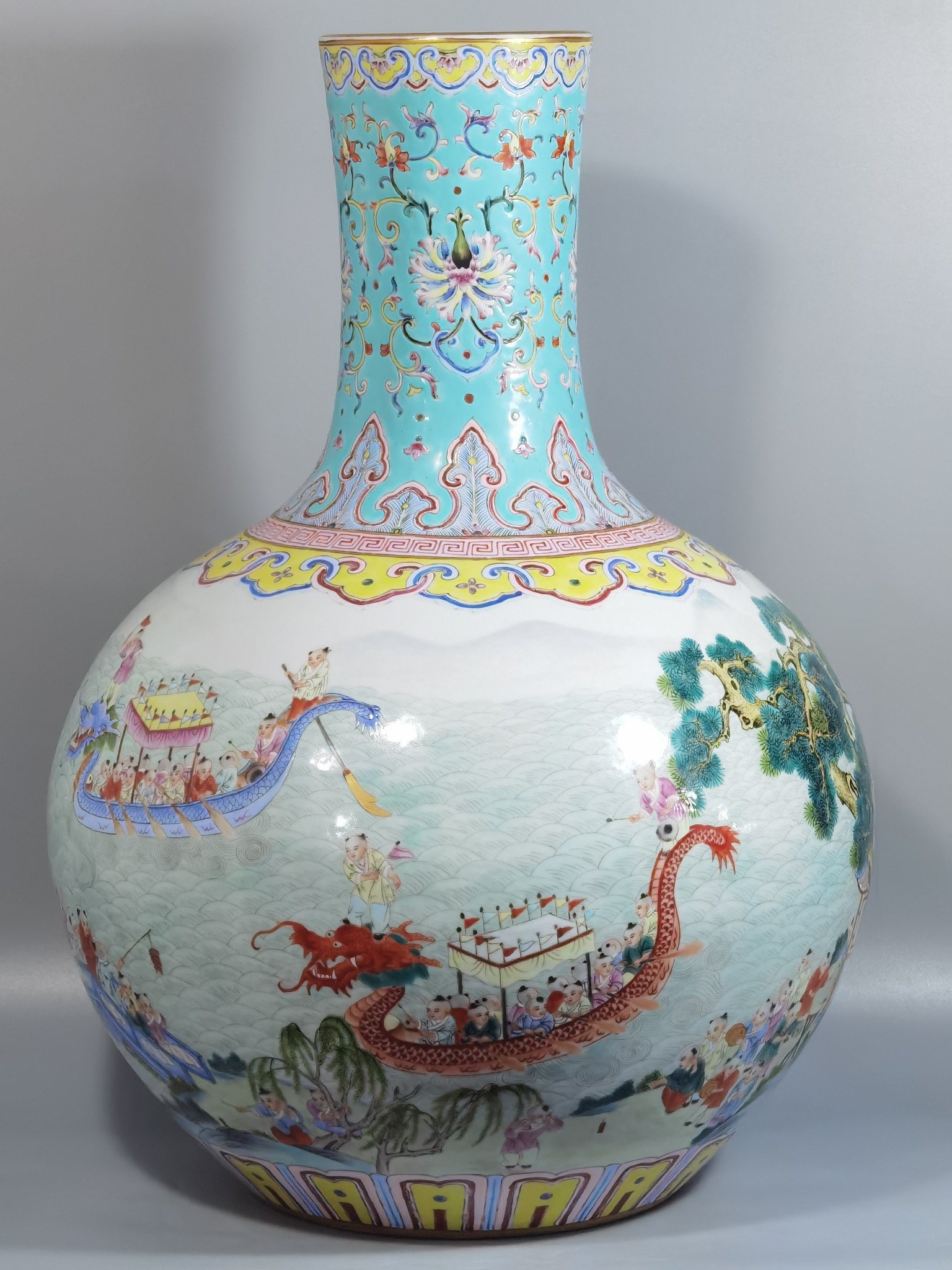 Qing Dynasty Qianlong pastel-colored panoramic view dragon boat celestial vase