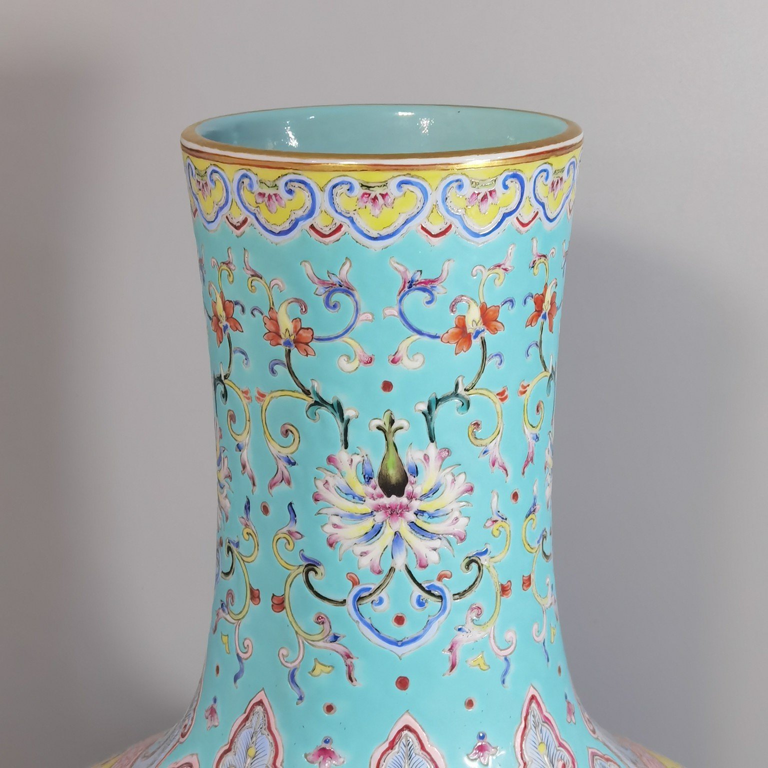 Qing Dynasty Qianlong pastel-colored panoramic view dragon boat celestial vase
