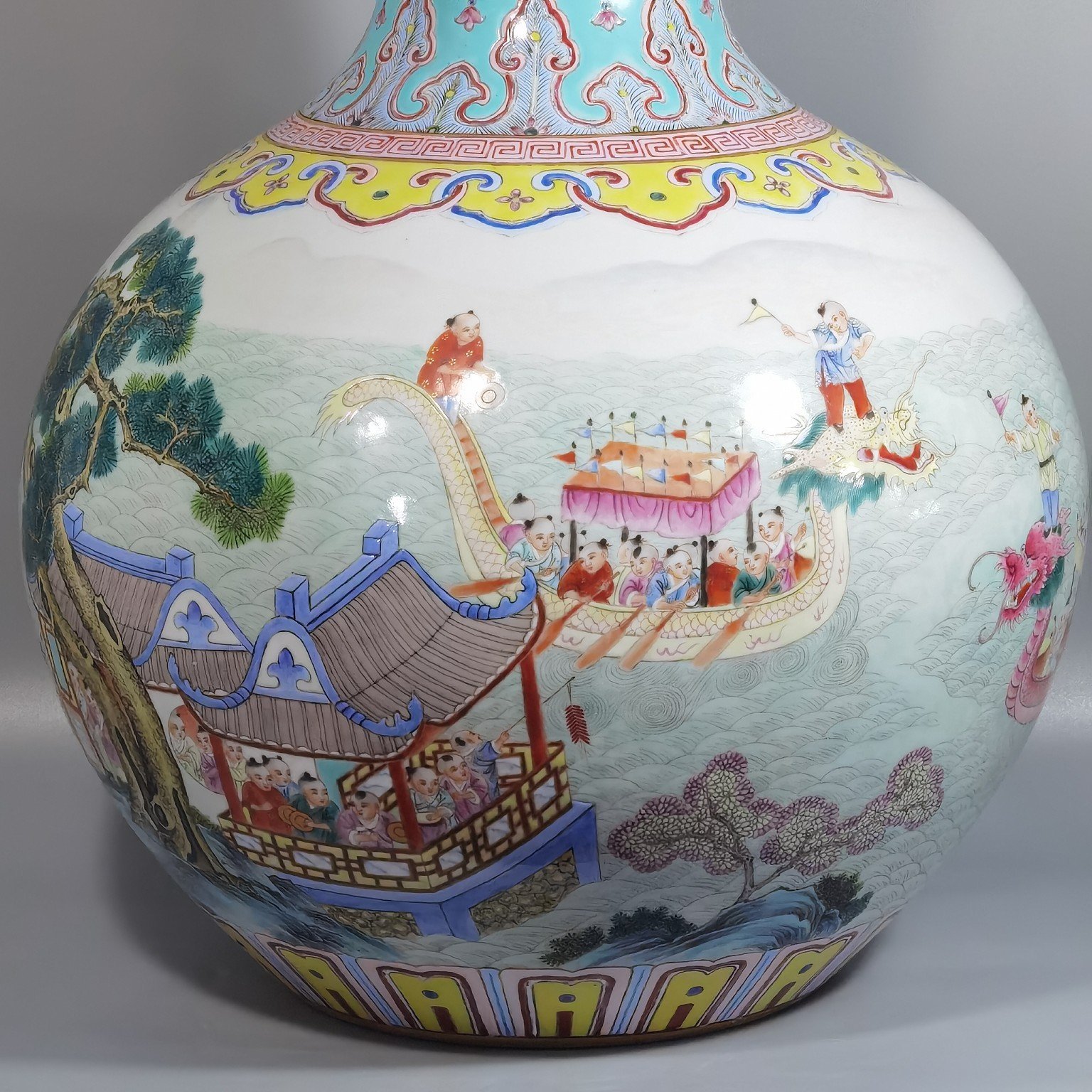 Qing Dynasty Qianlong pastel-colored panoramic view dragon boat celestial vase