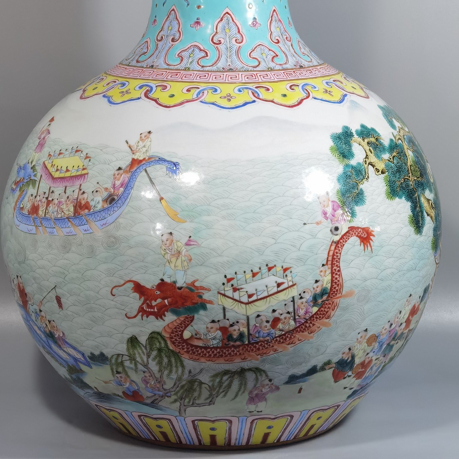 Qing Dynasty Qianlong pastel-colored panoramic view dragon boat celestial vase
