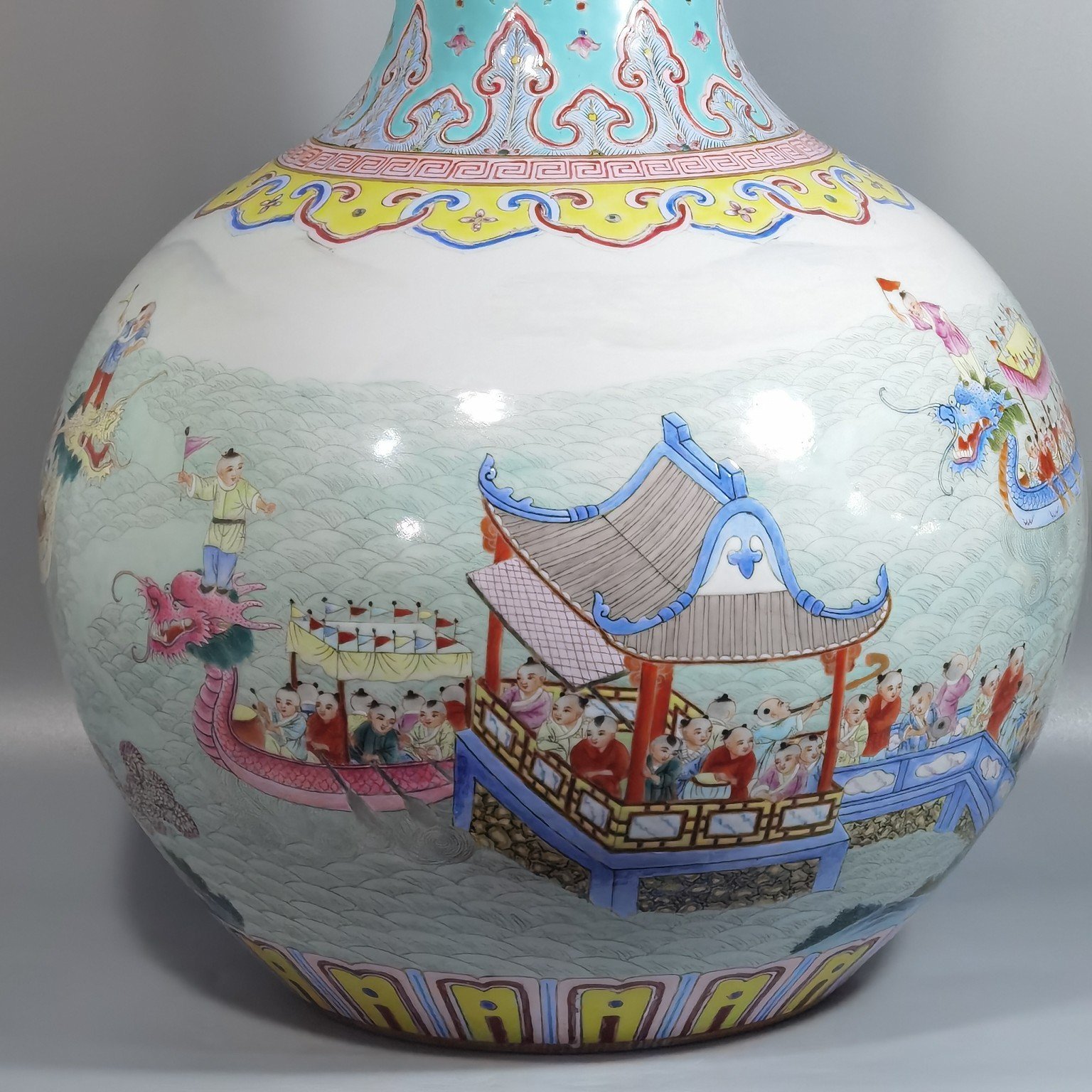 Qing Dynasty Qianlong pastel-colored panoramic view dragon boat celestial vase