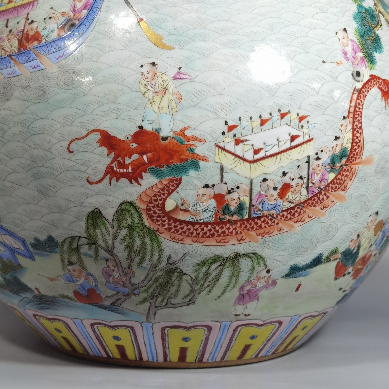 Qing Dynasty Qianlong pastel-colored panoramic view dragon boat celestial vase