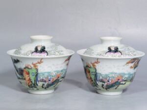 Qing Dynasty Qianlong pastel-colored rhat subduing the dragon and playing with pearls and unicorn patterns