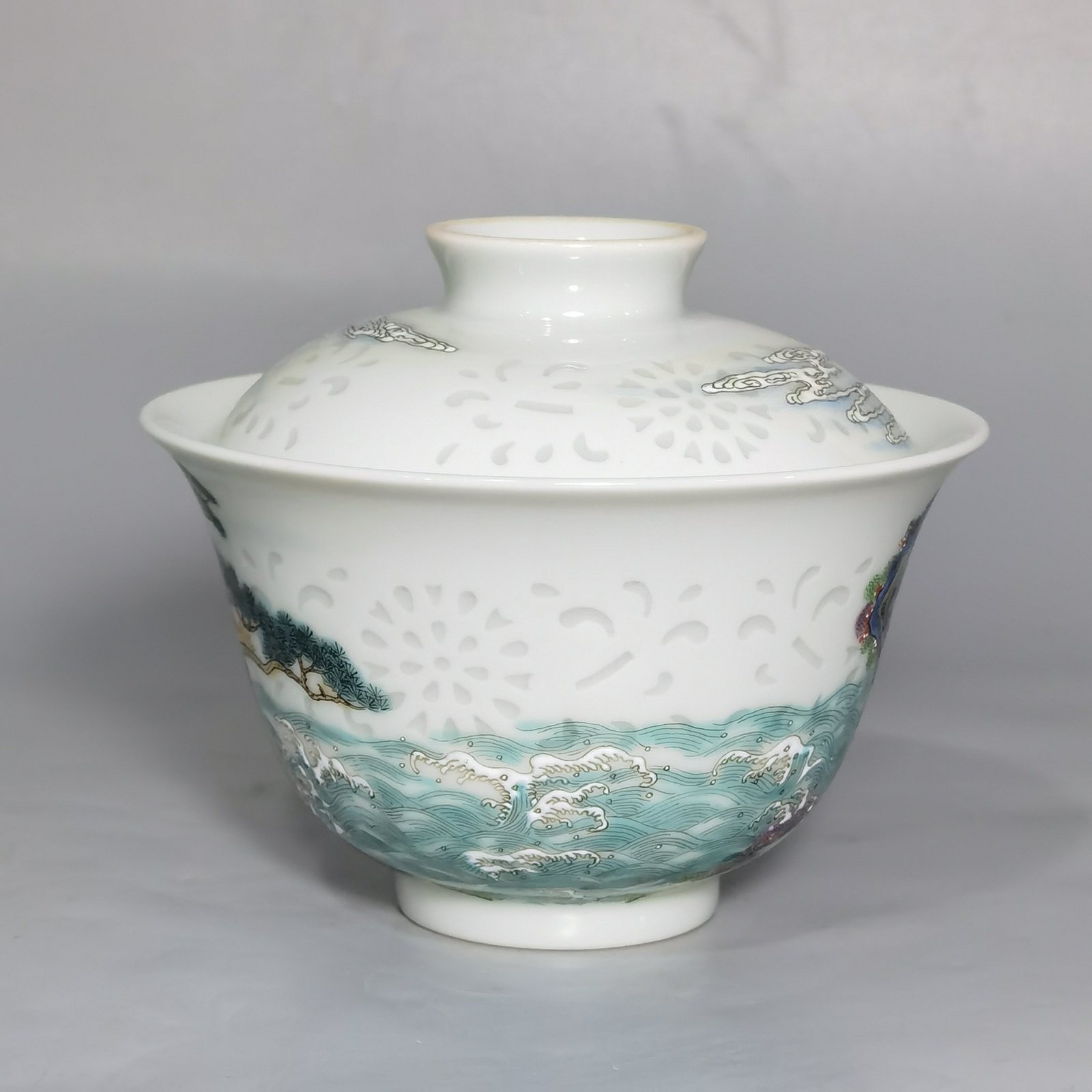 Qing Dynasty Qianlong pastel-colored rhat subduing the dragon and playing with pearls and unicorn patterns