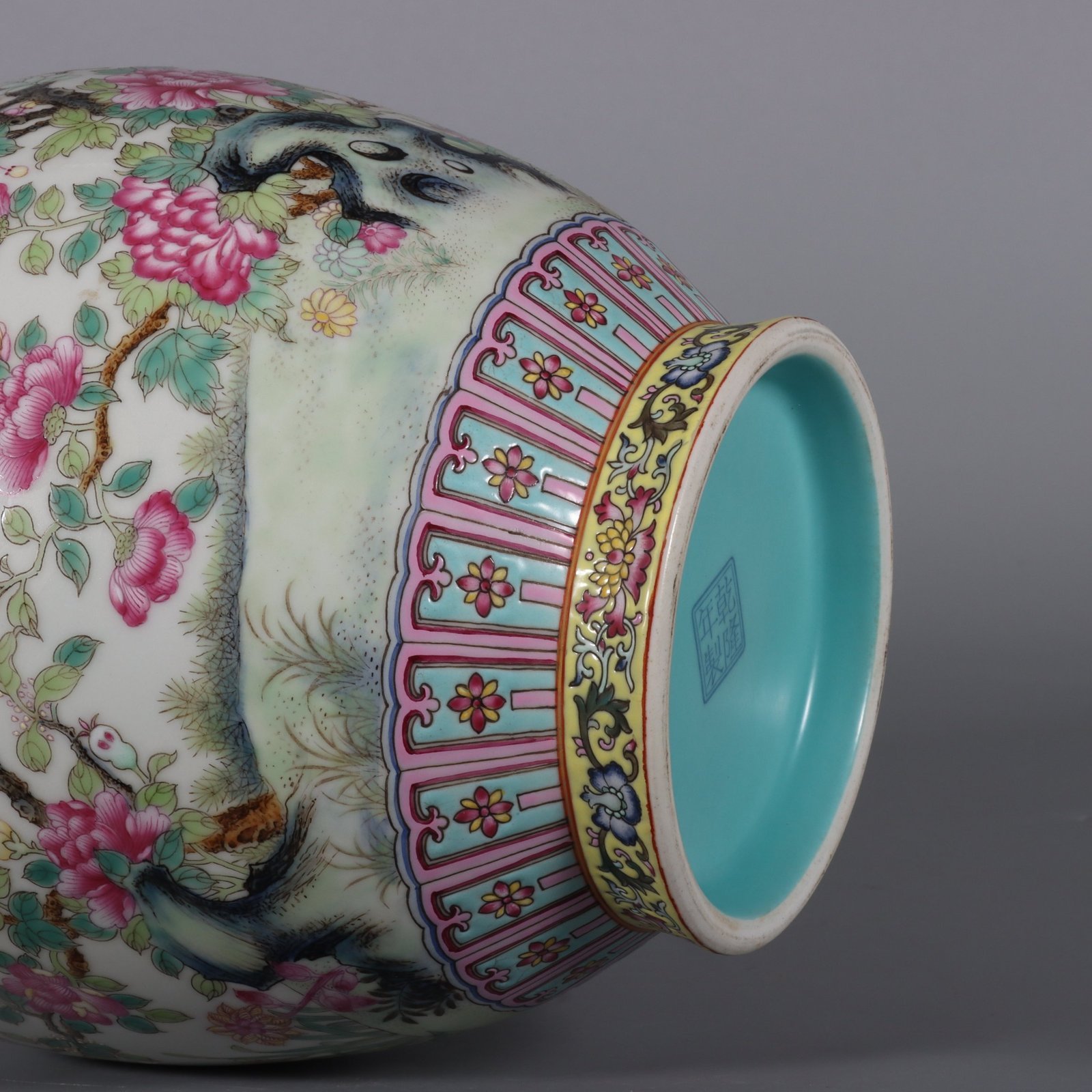 Qing Dynasty Qianlong pastel-yellow ground lotus flower pattern amphora