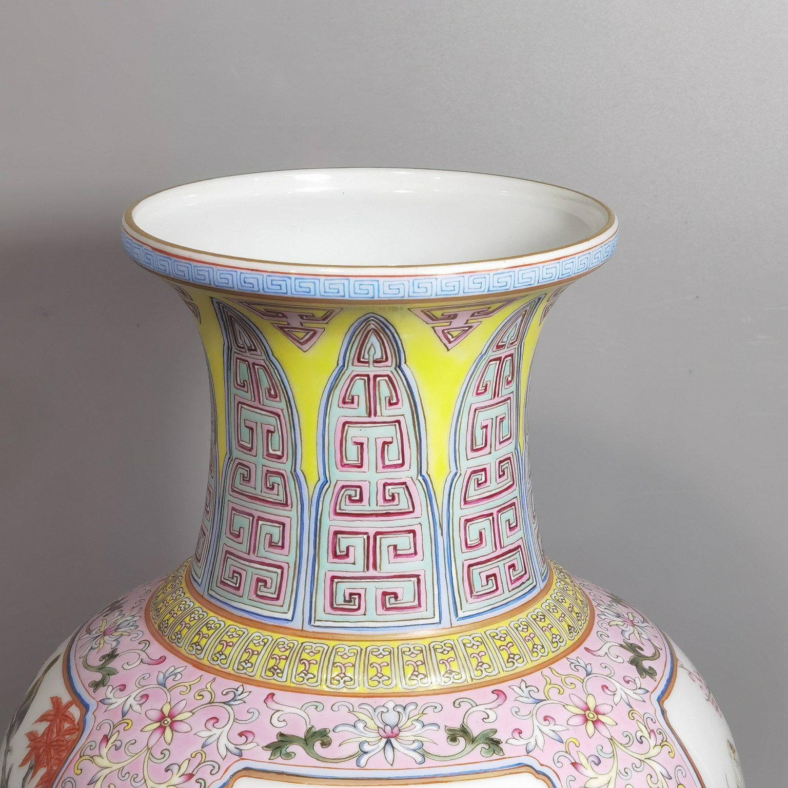 Qing Dynasty Qianlong pink ground pattern open window vase