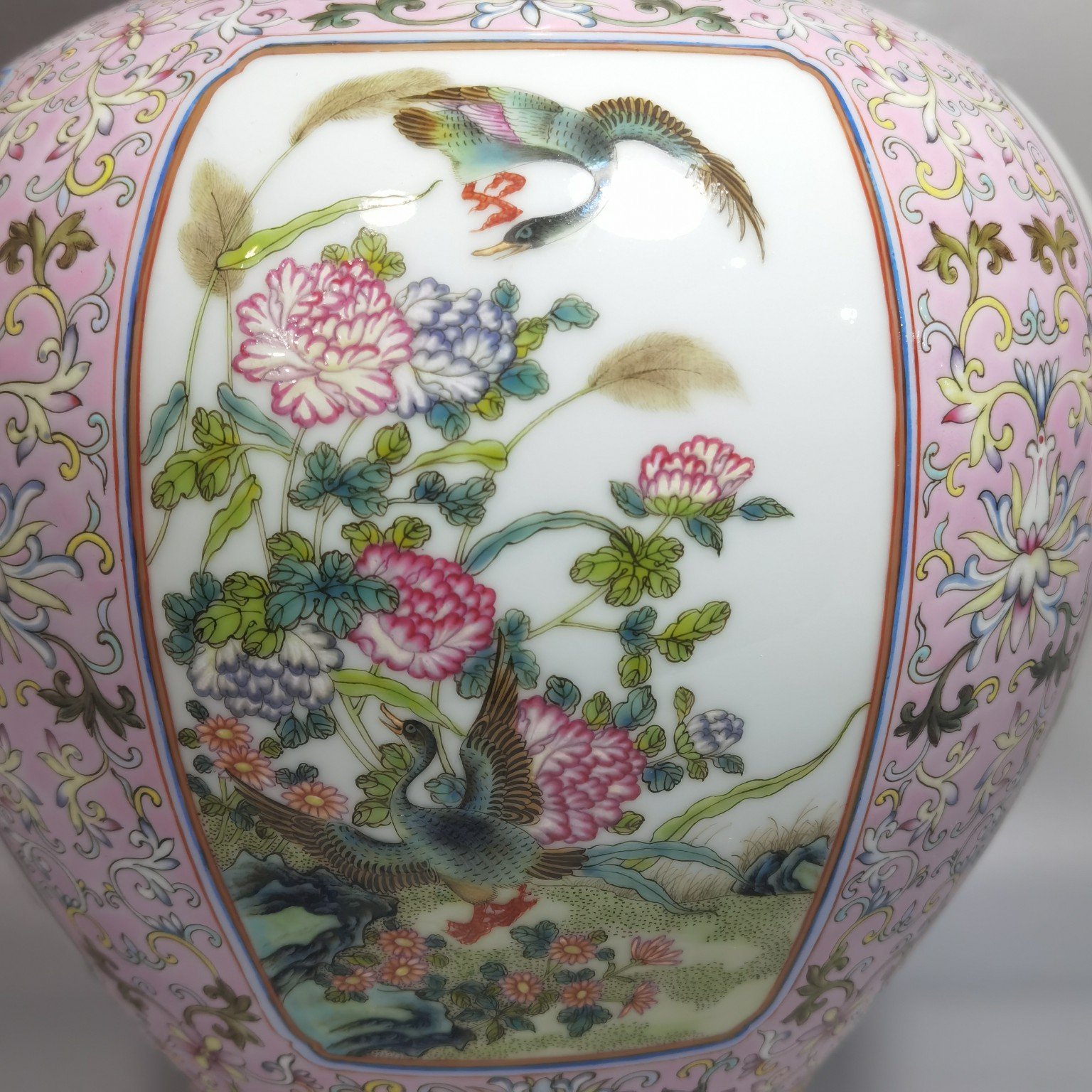 Qing Dynasty Qianlong pink ground pattern open window vase