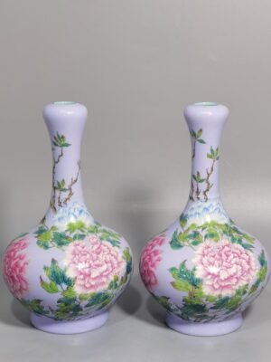 Qing Dynasty Qianlong purple ground pastel peony flower garlic vase