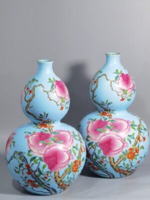 Qing Dynasty Qianlong green ground pastel pomegranate flower gourd vase