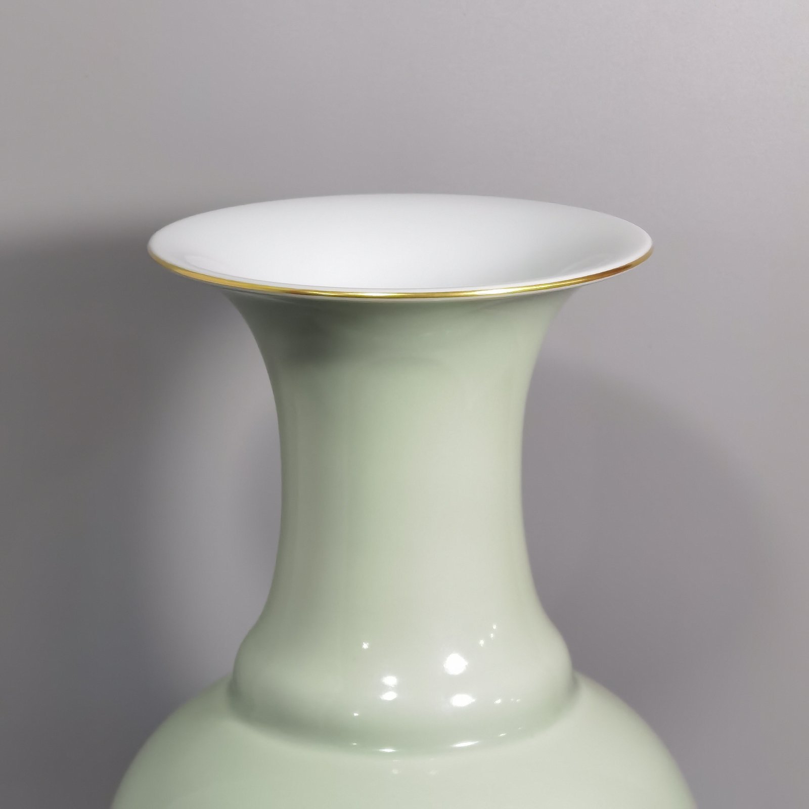 Qing Dynasty Qianlong bean green glaze with window pastel and scape and figure skimming bottle