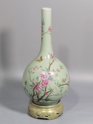 Qing Dynasty Qianlong bean green glaze pastel with folded branches vase