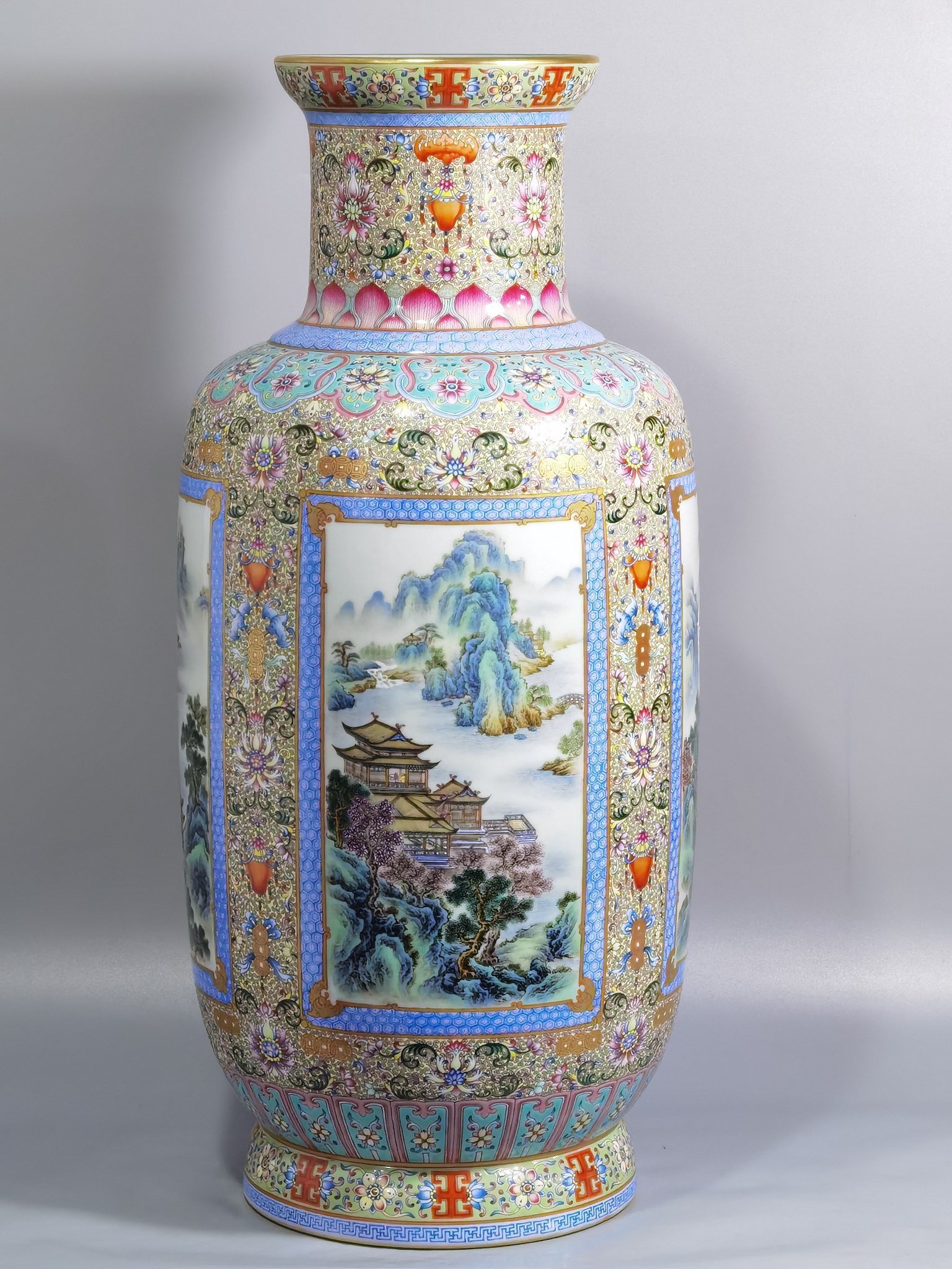 Qing Dynasty Qianlong Pastel famille rose Vase