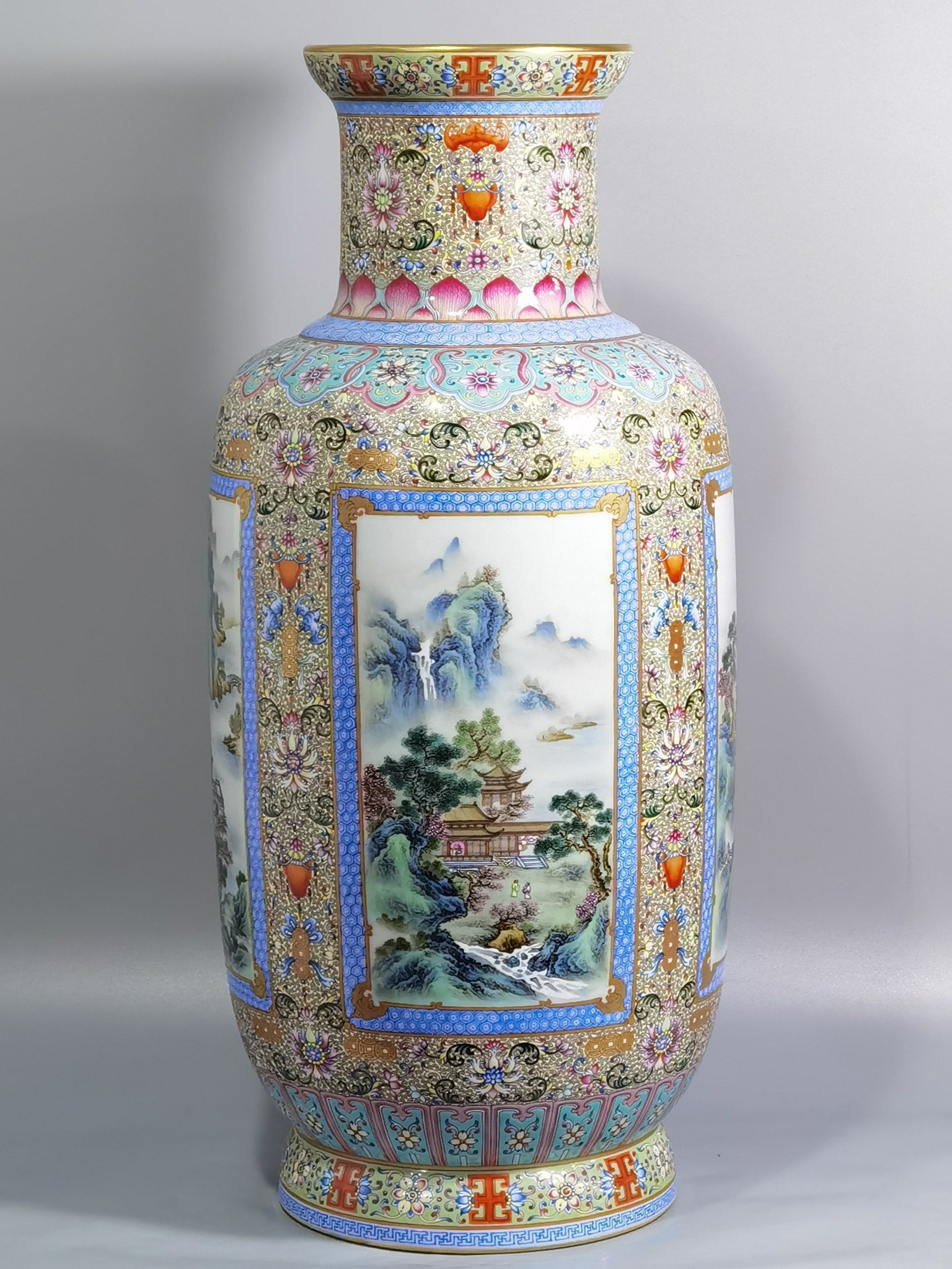 Qing Dynasty Qianlong Pastel famille rose Vase
