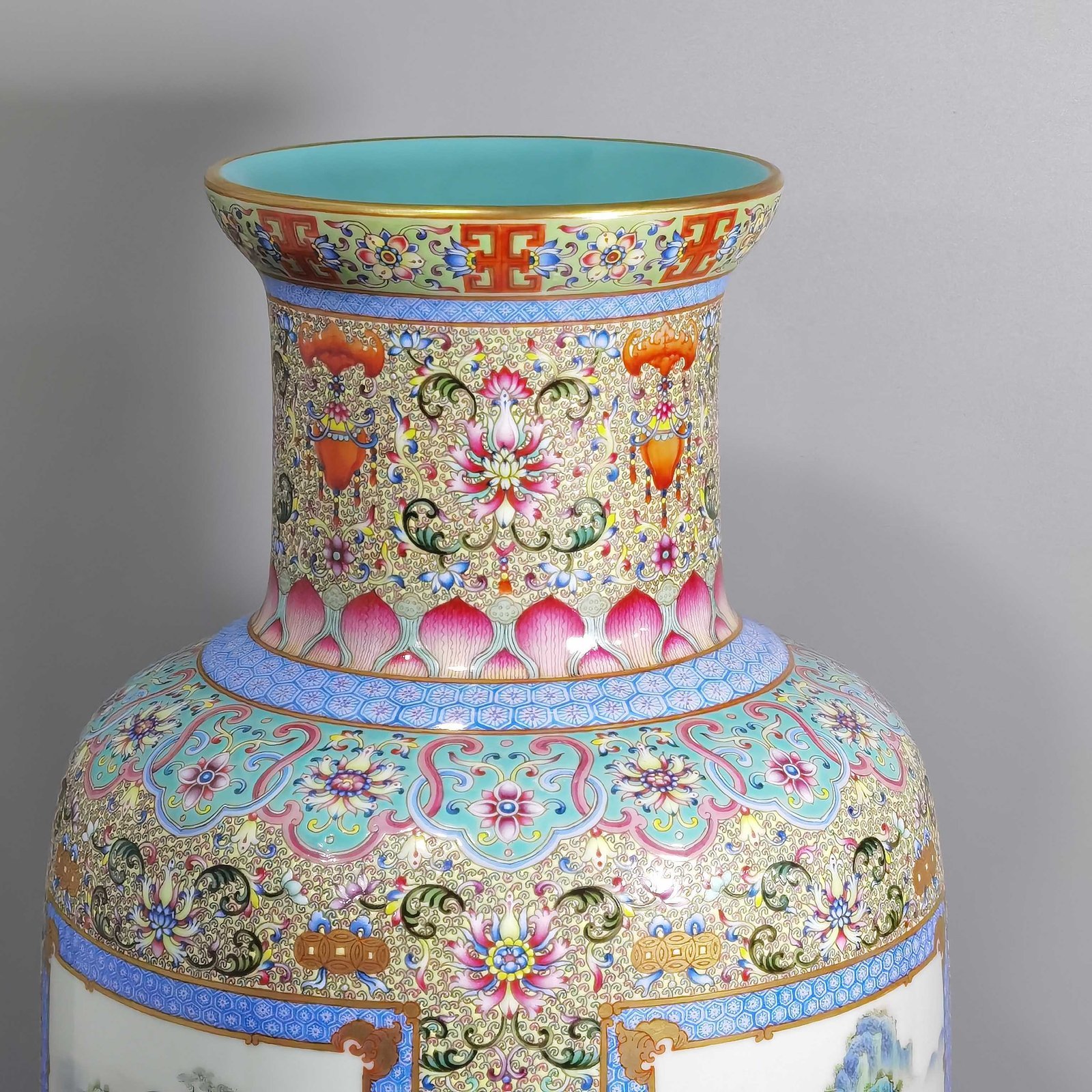 Qing Dynasty Qianlong Pastel famille rose Vase