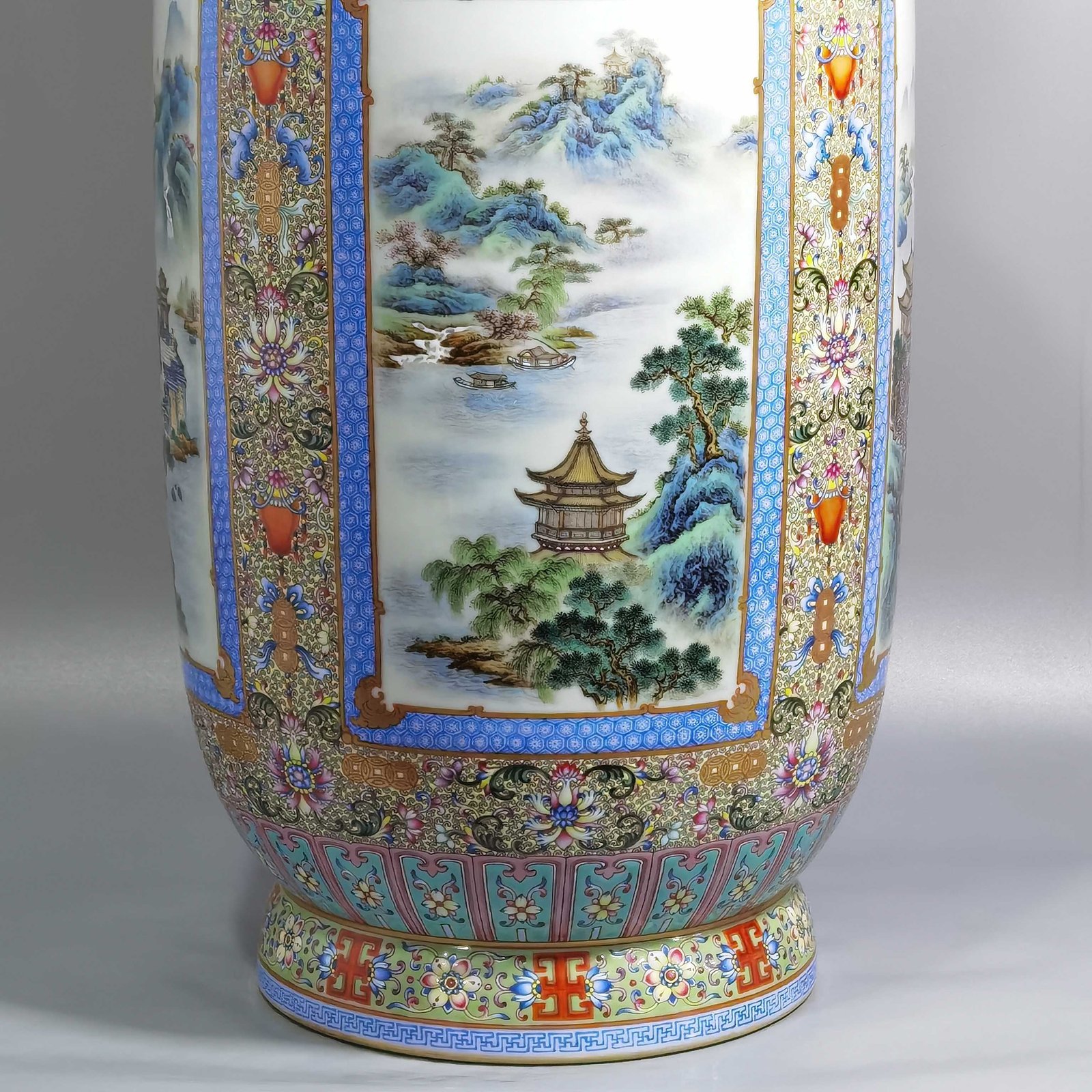 Qing Dynasty Qianlong Pastel famille rose Vase