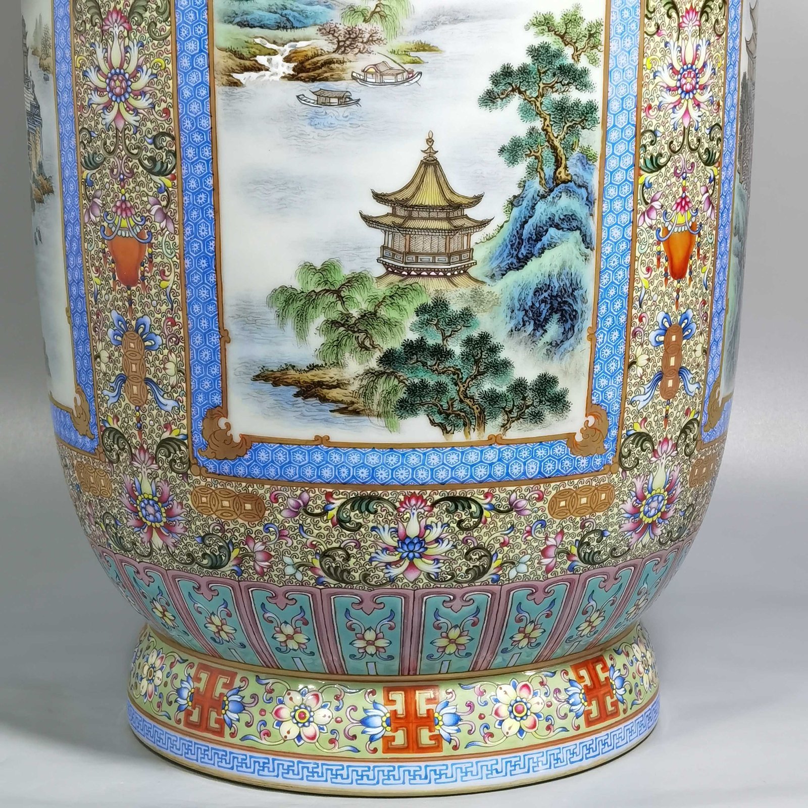 Qing Dynasty Qianlong Pastel famille rose Vase