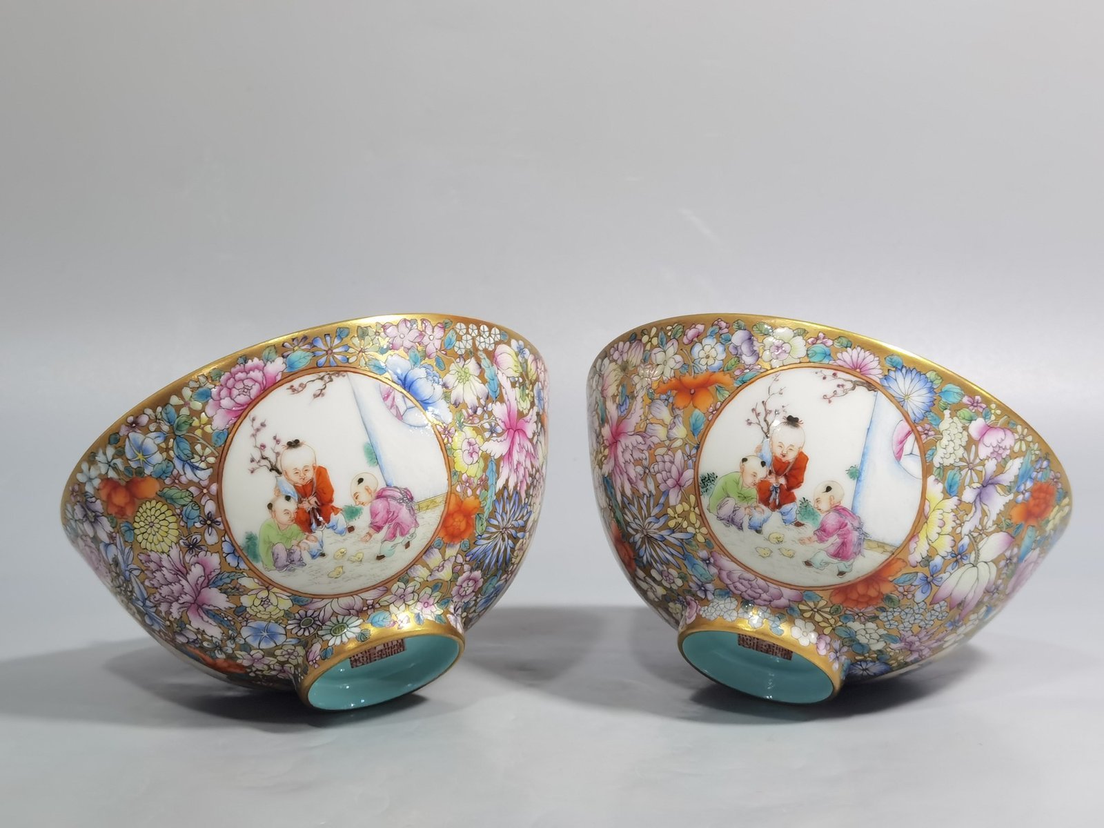 Qing Dynasty Qianlong pair of Gemdale pink color window-opening baby play bowl