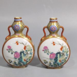 Qing Dynasty Qianlong gold ground pastel window chrysanthemum pattern small ribbon gourd vase