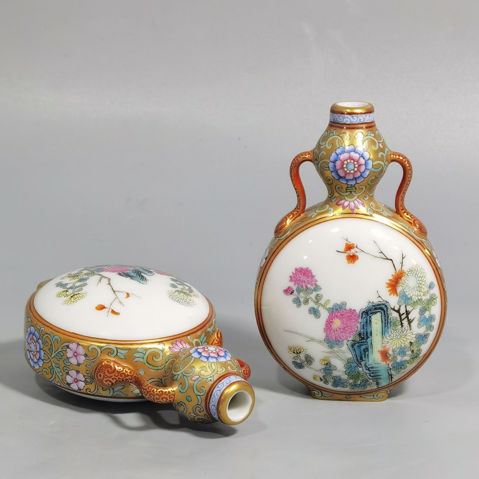 Qing Dynasty Qianlong gold ground pastel window chrysanthemum pattern small ribbon gourd vase