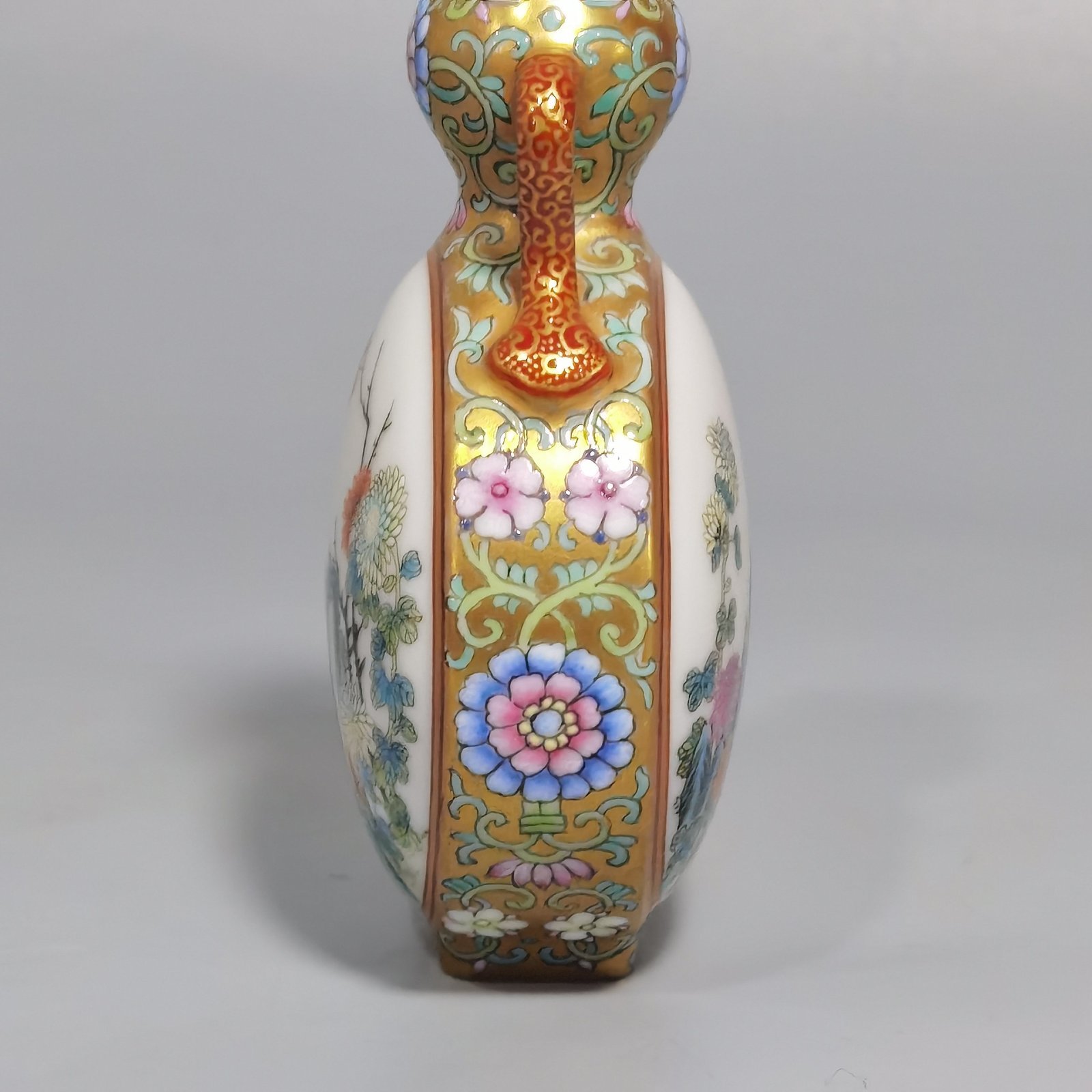 Qing Dynasty Qianlong gold ground pastel window chrysanthemum pattern small ribbon gourd vase