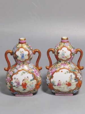 Qing Dynasty Qianlong pair of Jindi pastel windowed Jiuyizi binaural flat vases