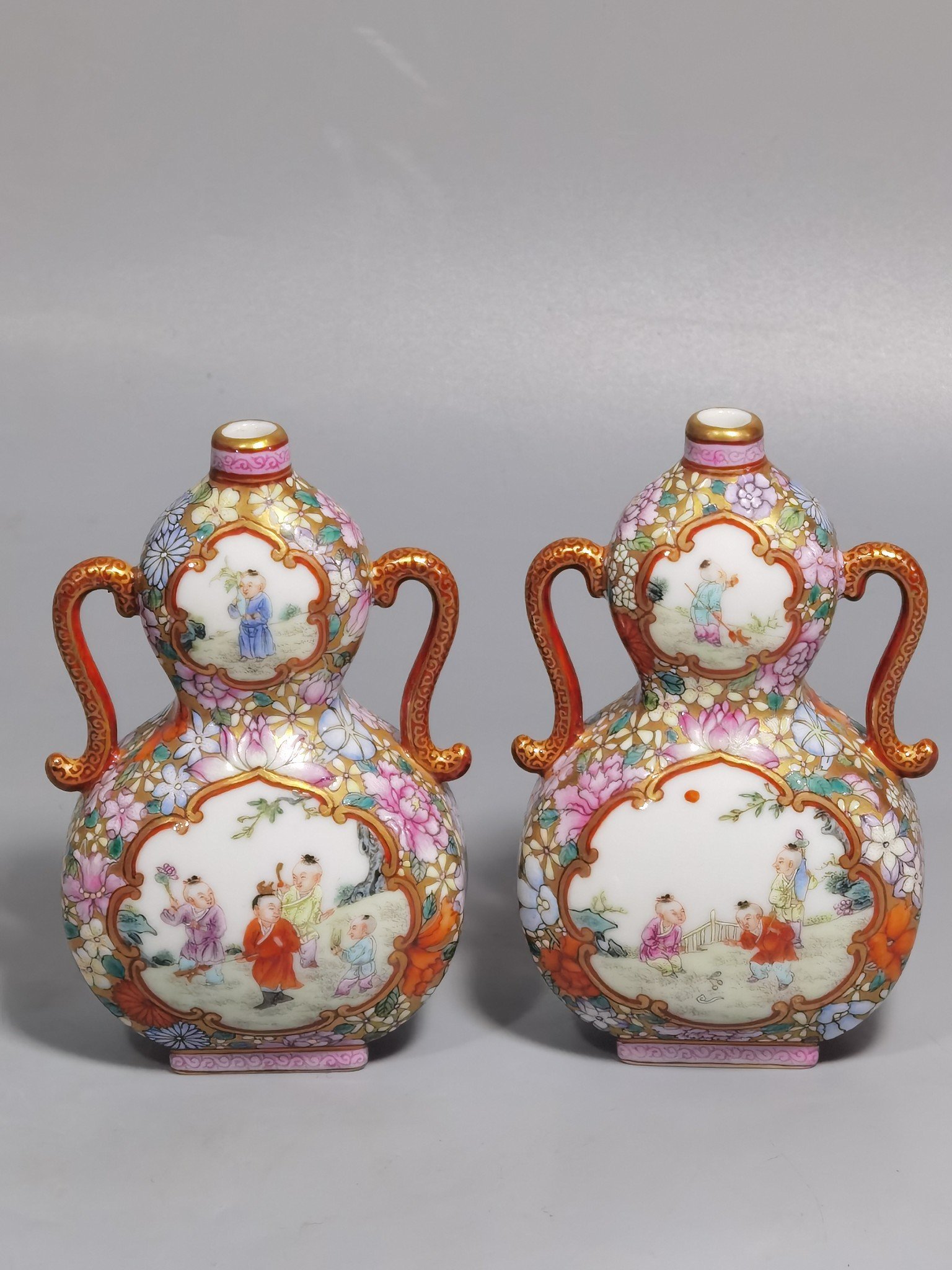 Qing Dynasty Qianlong pair of Jindi pastel windowed Jiuyizi binaural flat vases