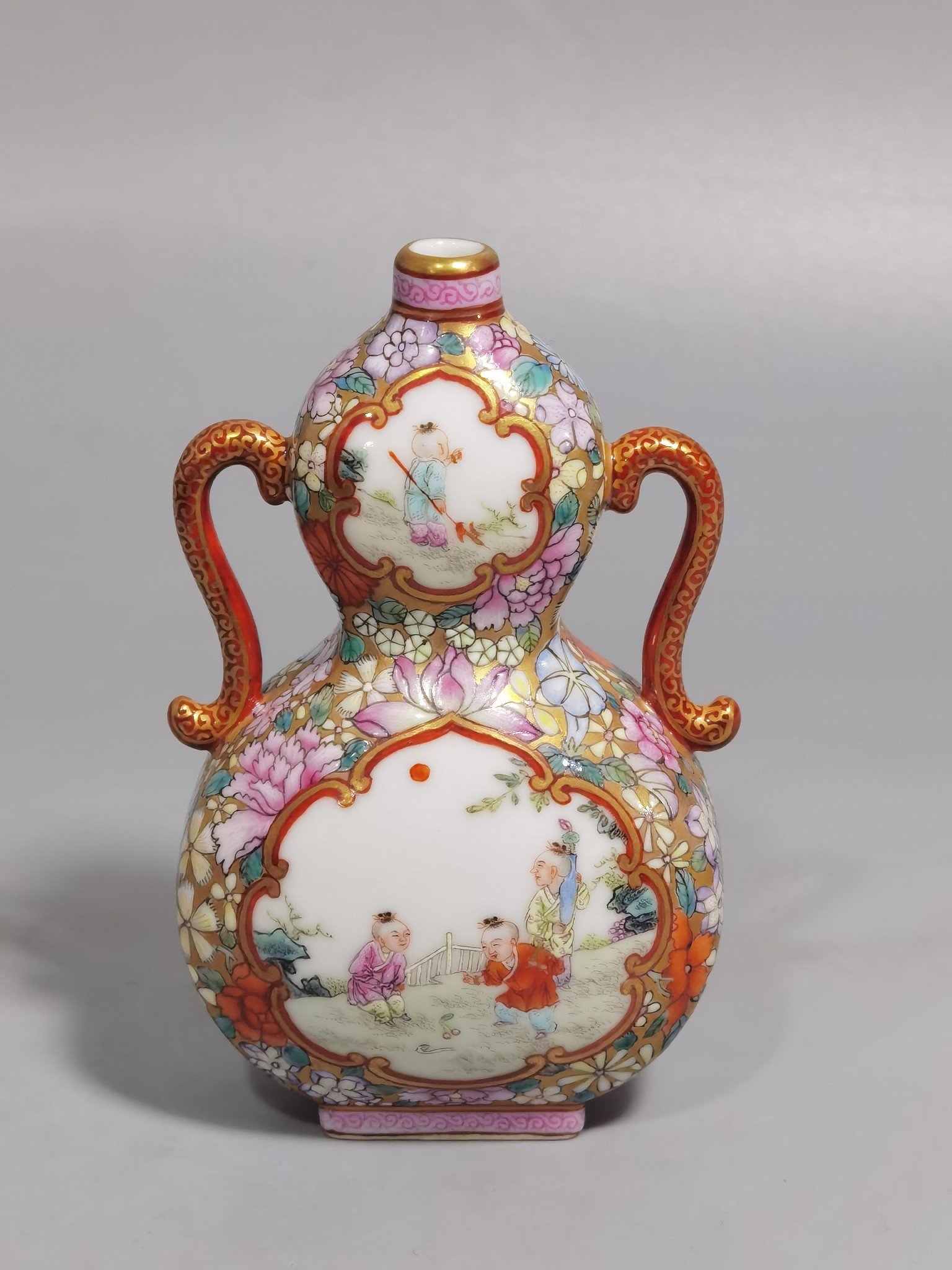 Qing Dynasty Qianlong pair of Jindi pastel windowed Jiuyizi binaural flat vases