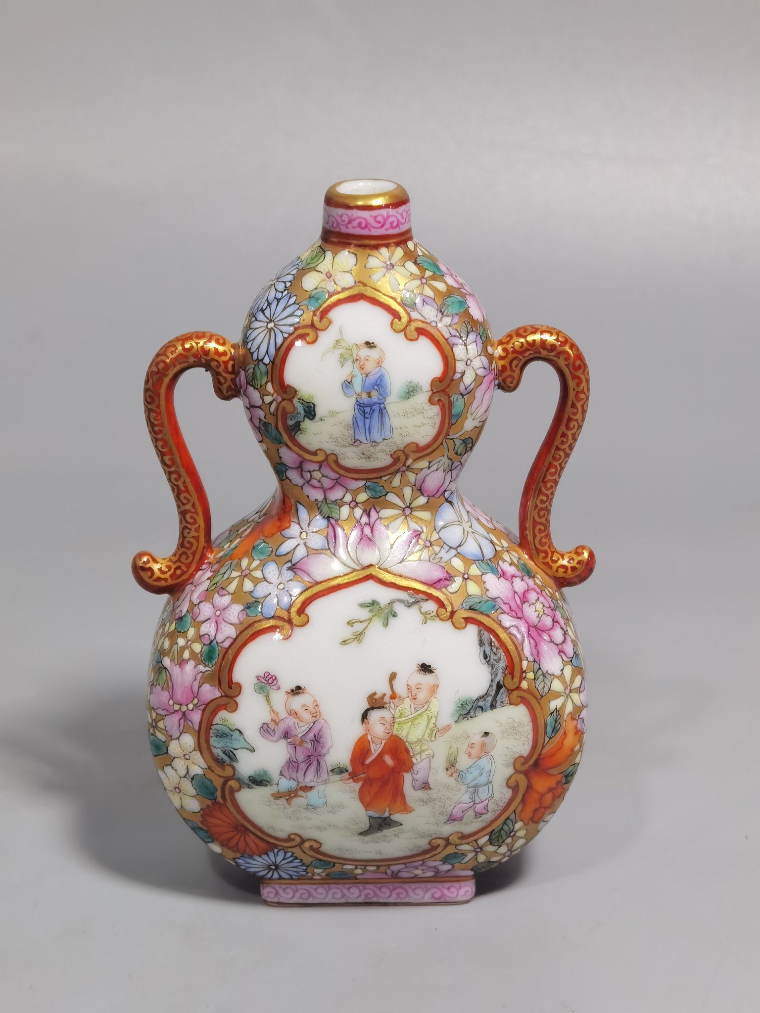 Qing Dynasty Qianlong pair of Jindi pastel windowed Jiuyizi binaural flat vases