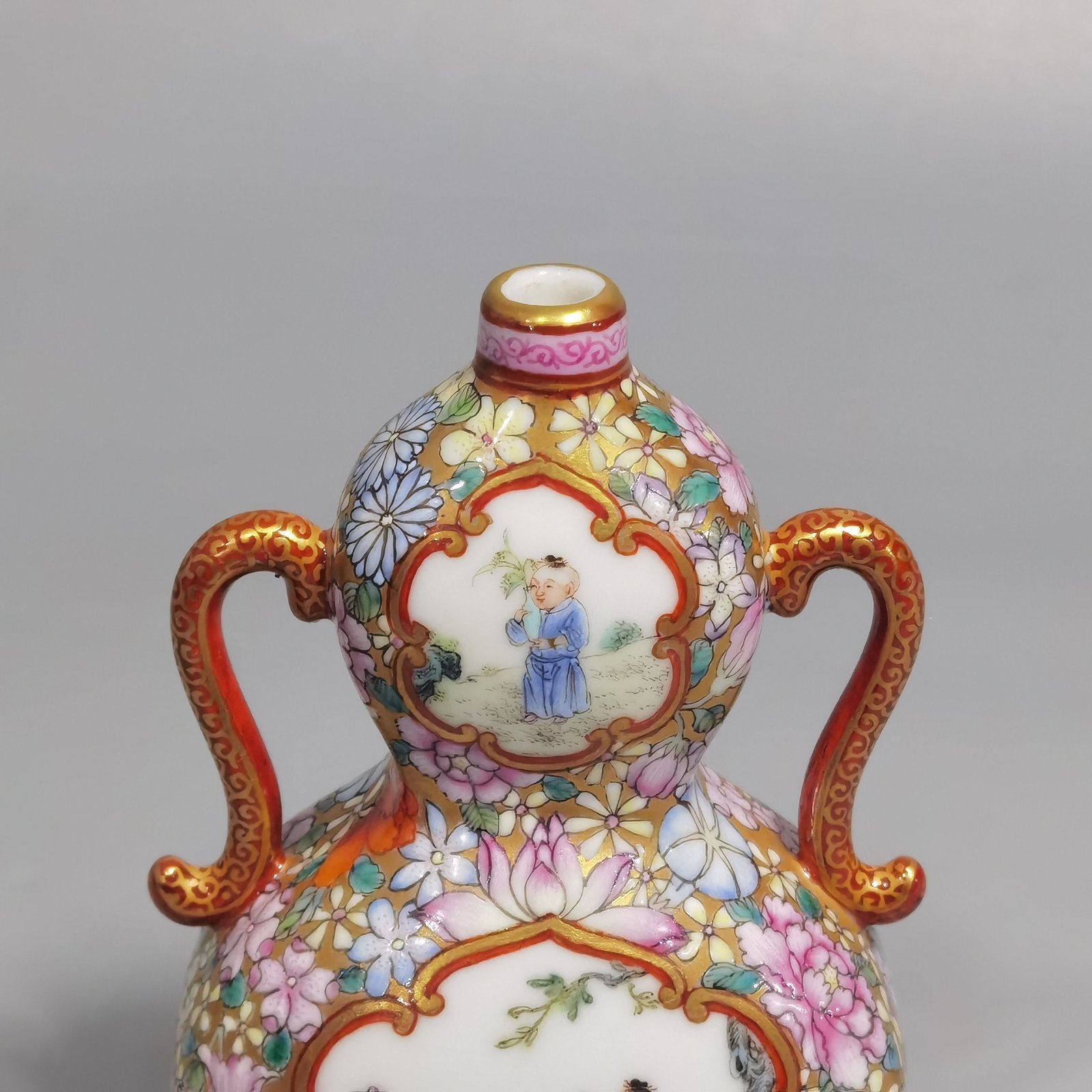 Qing Dynasty Qianlong pair of Jindi pastel windowed Jiuyizi binaural flat vases