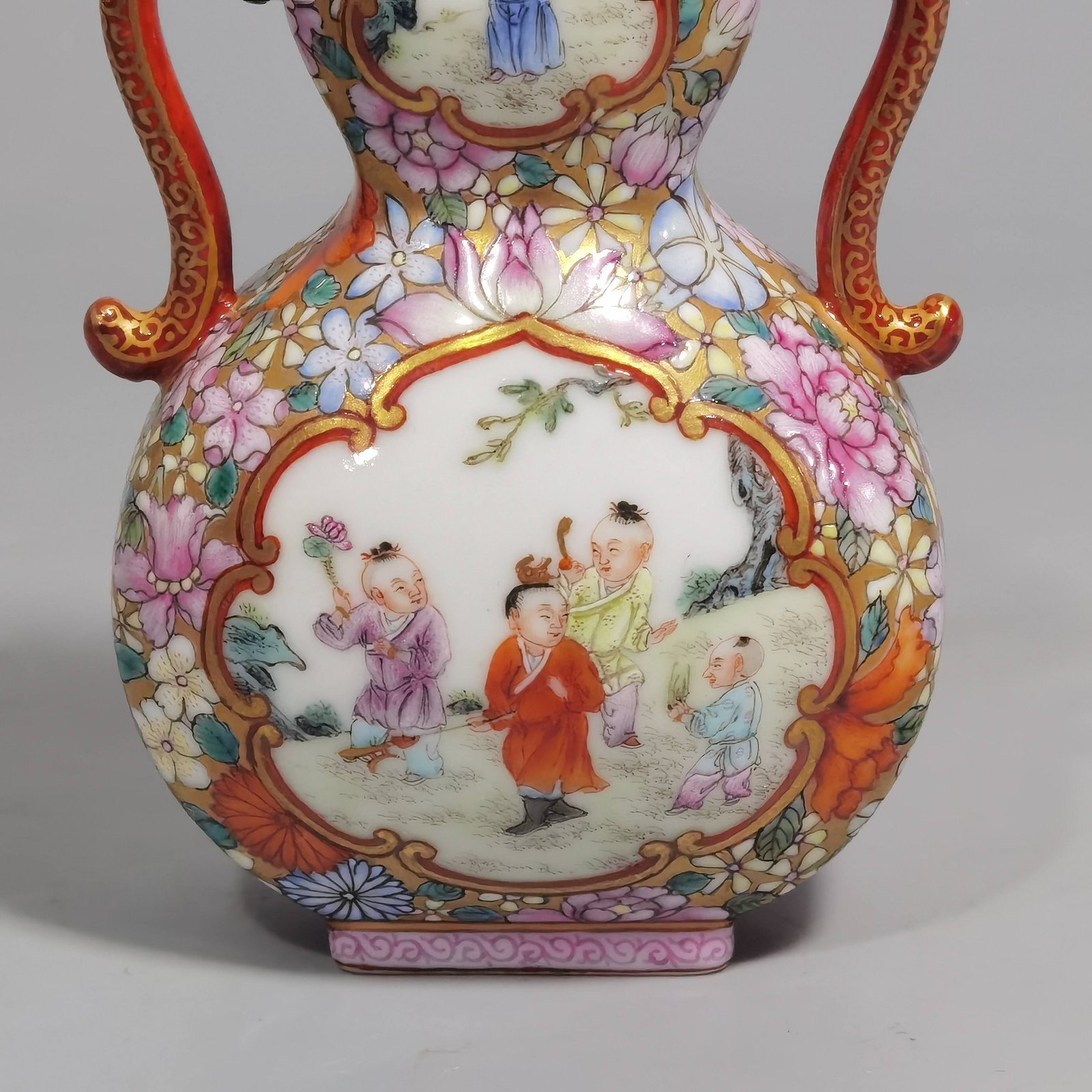 Qing Dynasty Qianlong pair of Jindi pastel windowed Jiuyizi binaural flat vases
