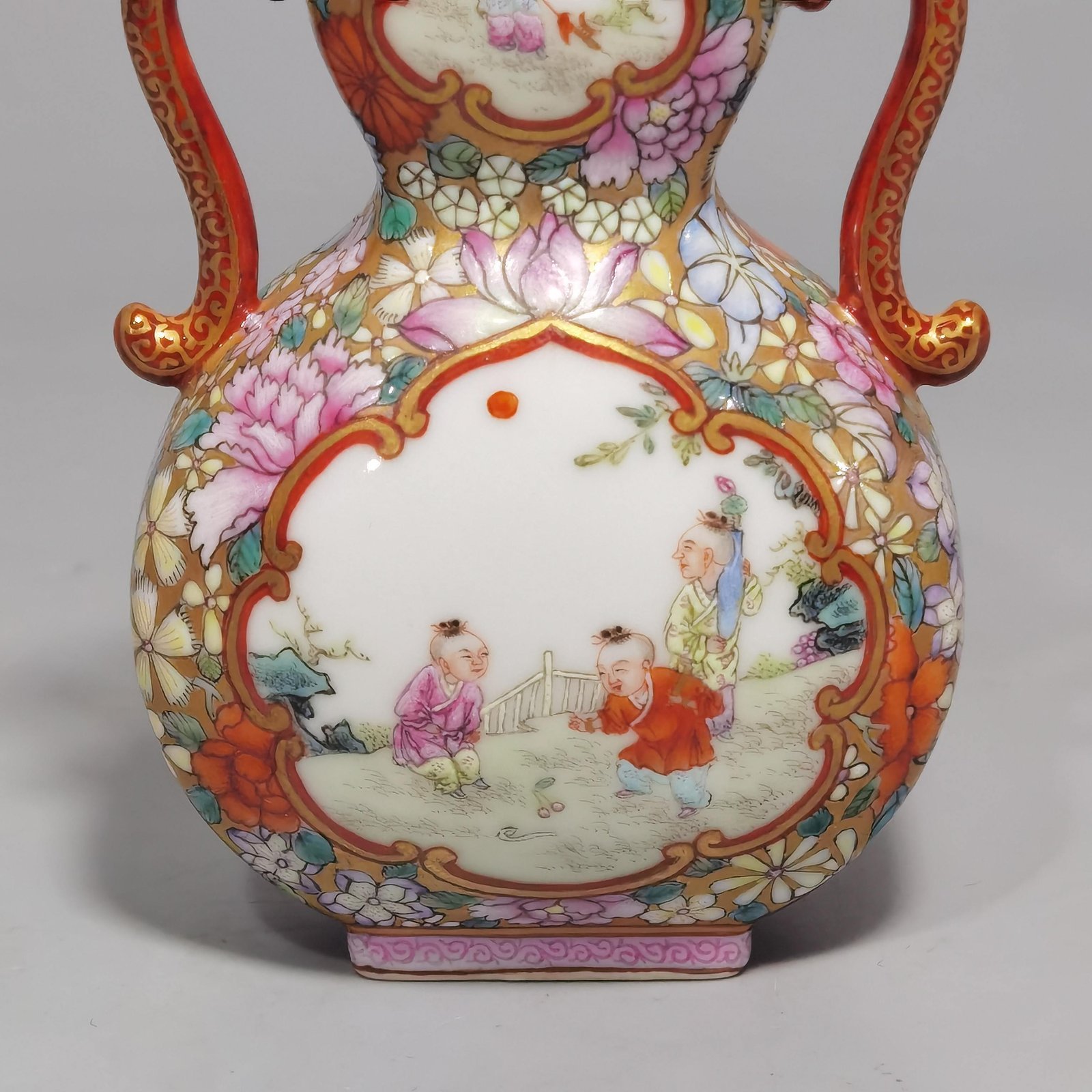 Qing Dynasty Qianlong pair of Jindi pastel windowed Jiuyizi binaural flat vases