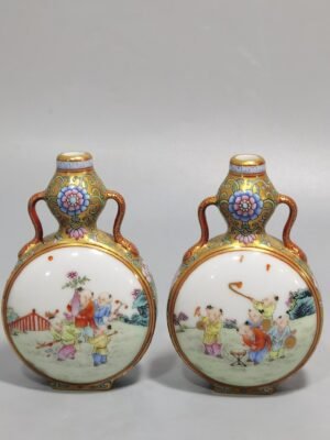 Qing Dynasty Qianlong gold-colored pastel window-opening baby's play figure gourd vase