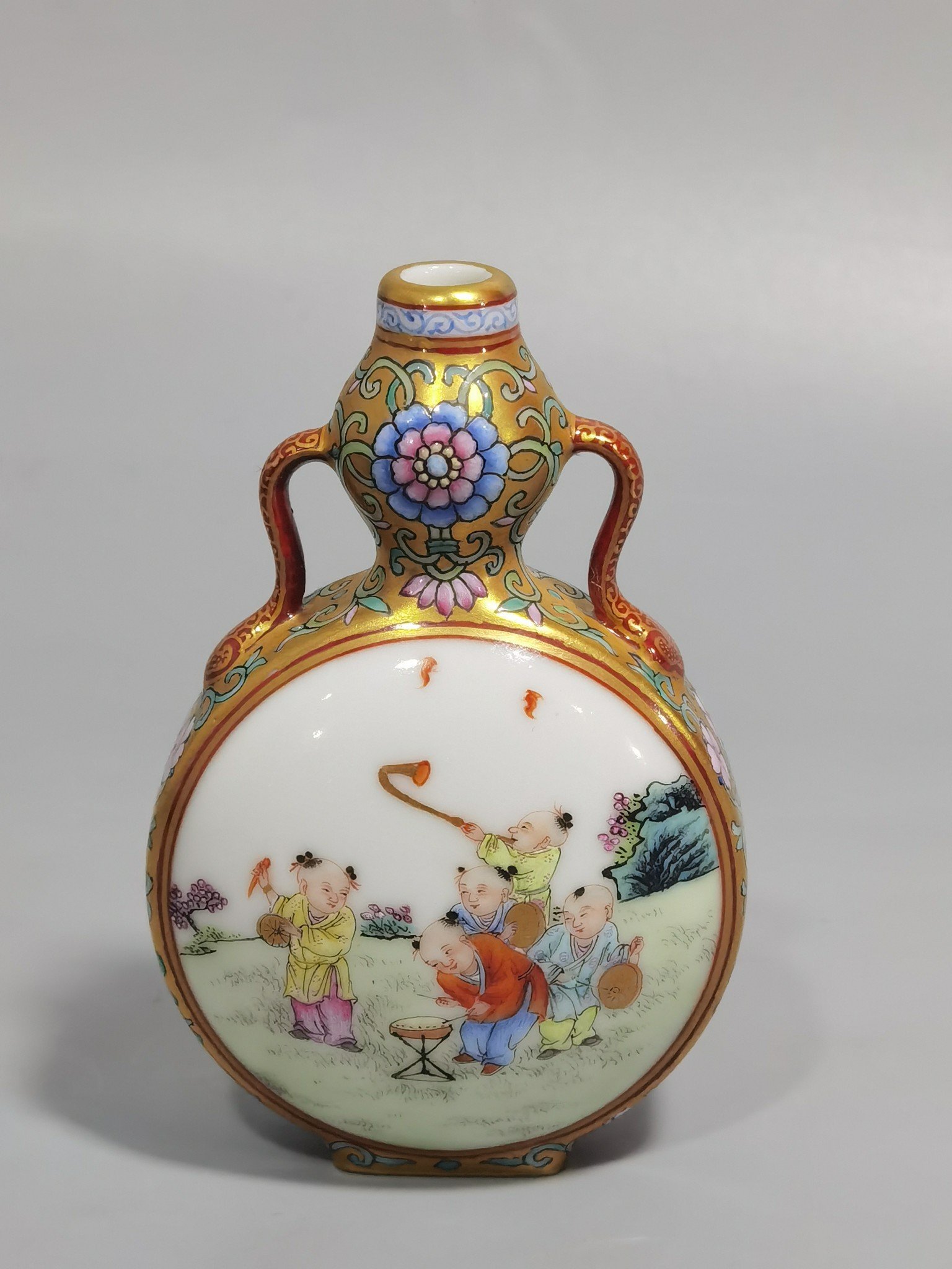 Qing Dynasty Qianlong gold-colored pastel window-opening baby’s play figure gourd vase