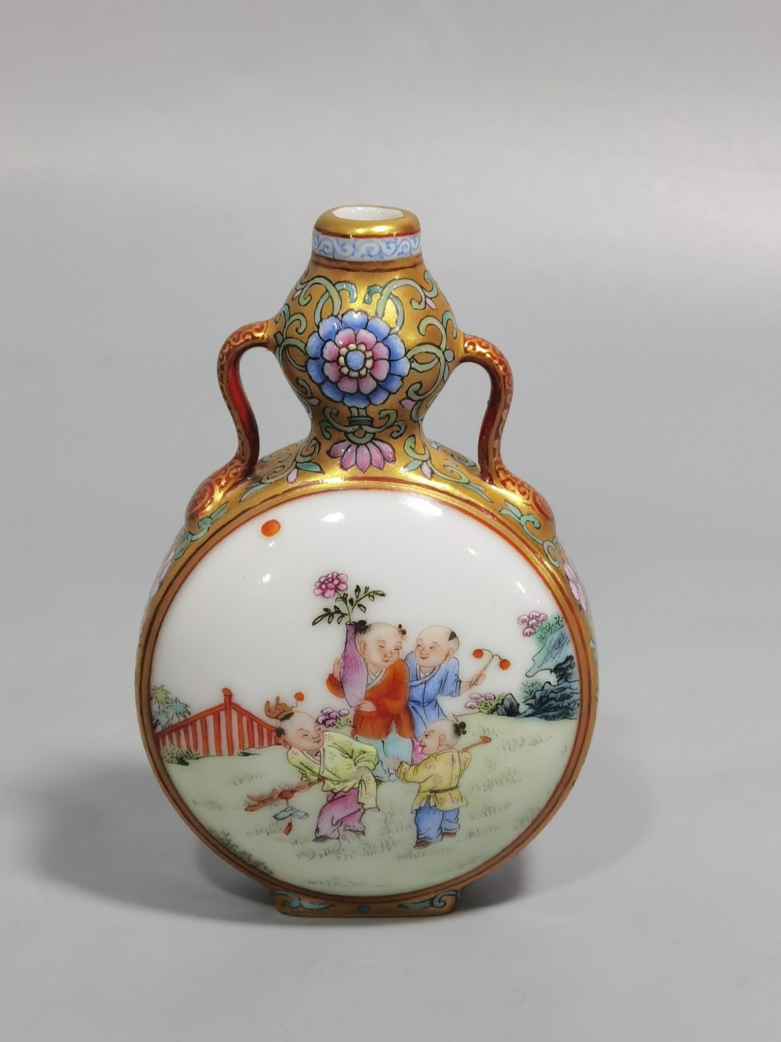 Qing Dynasty Qianlong gold-colored pastel window-opening baby’s play figure gourd vase