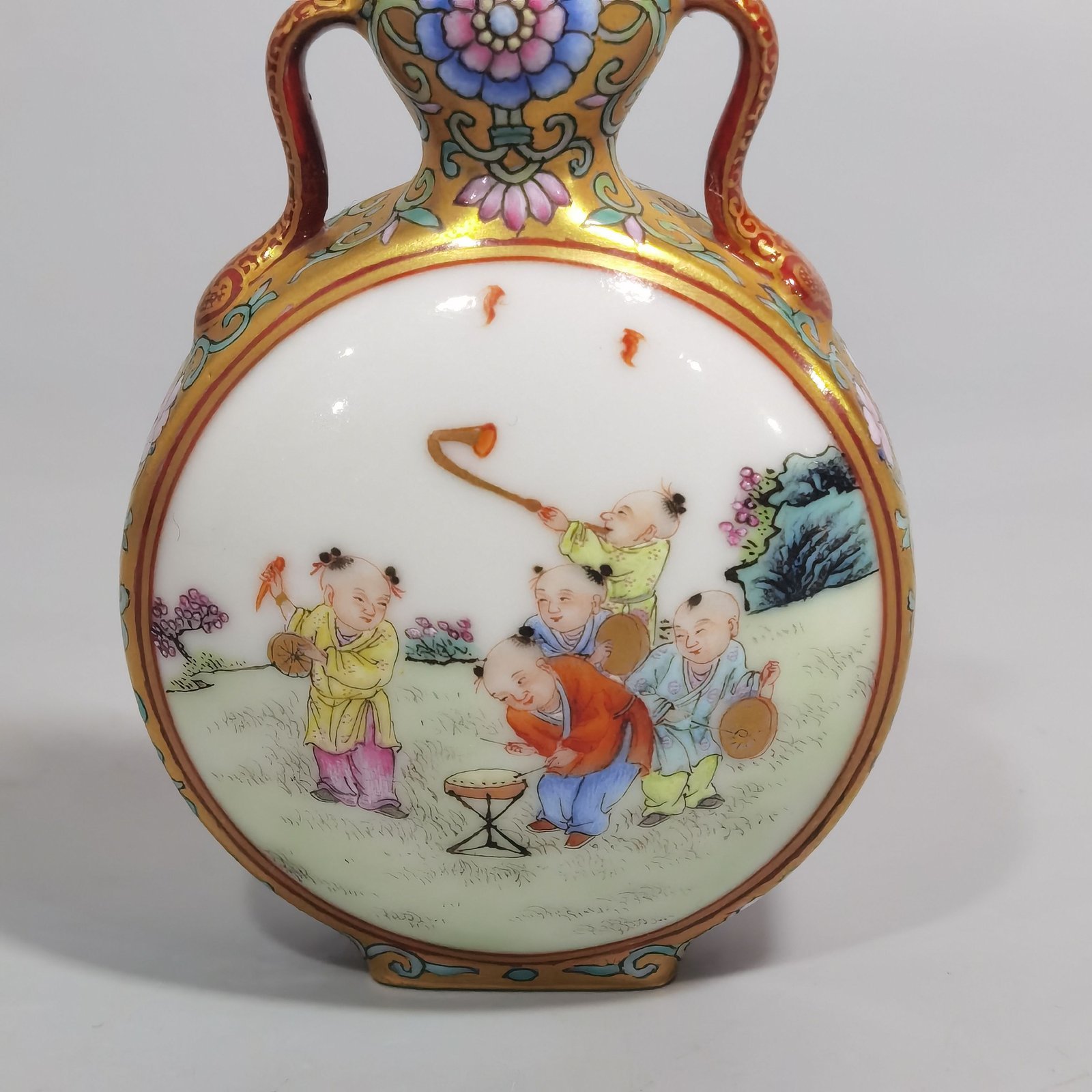 Qing Dynasty Qianlong gold-colored pastel window-opening baby’s play figure gourd vase