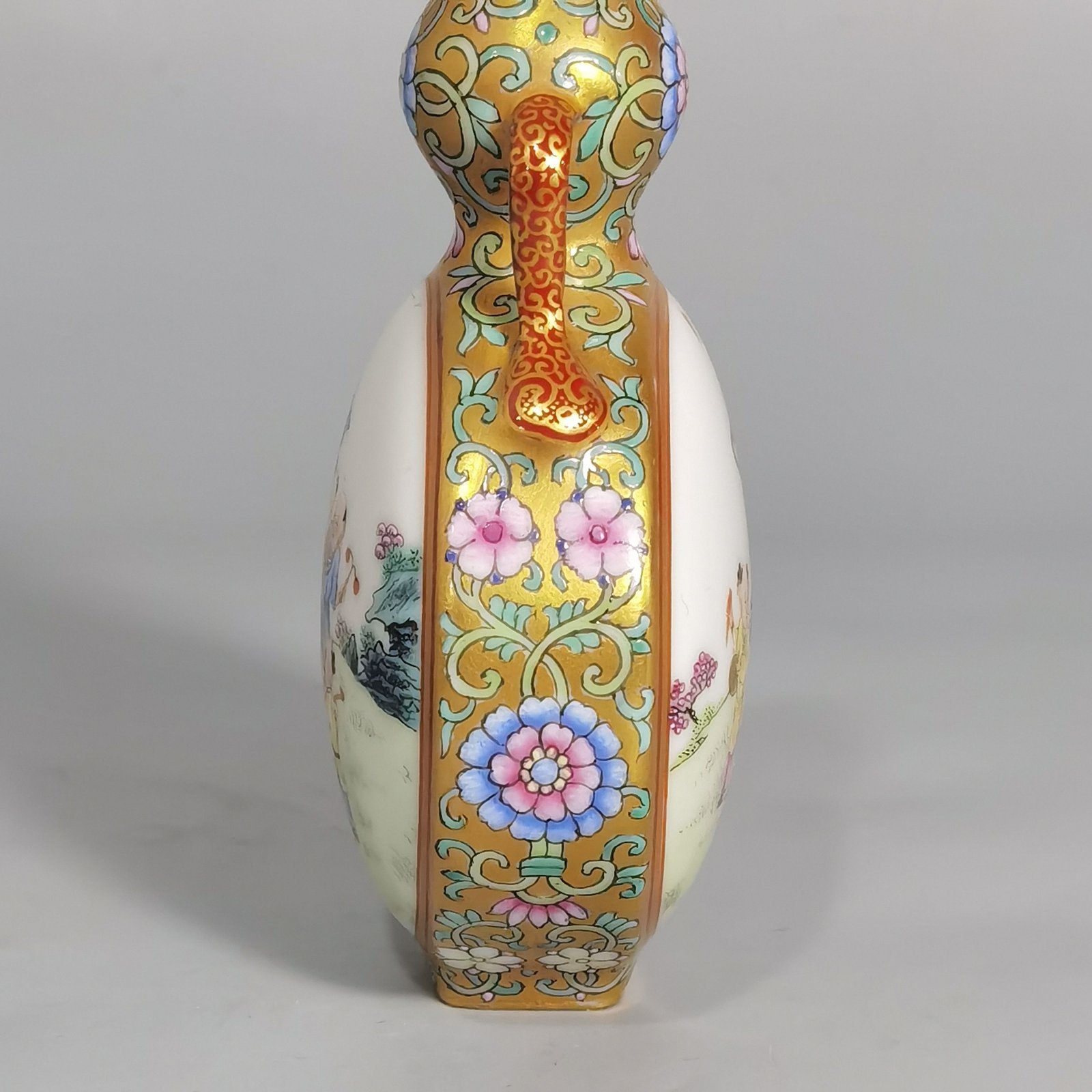 Qing Dynasty Qianlong gold-colored pastel window-opening baby’s play figure gourd vase