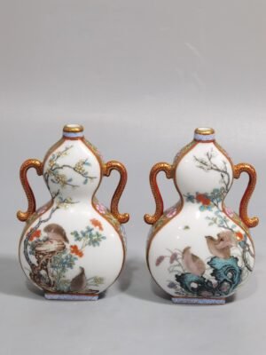 Qing Dynasty Qianlong pair of gold-colored pastel quail binaural flat bottles