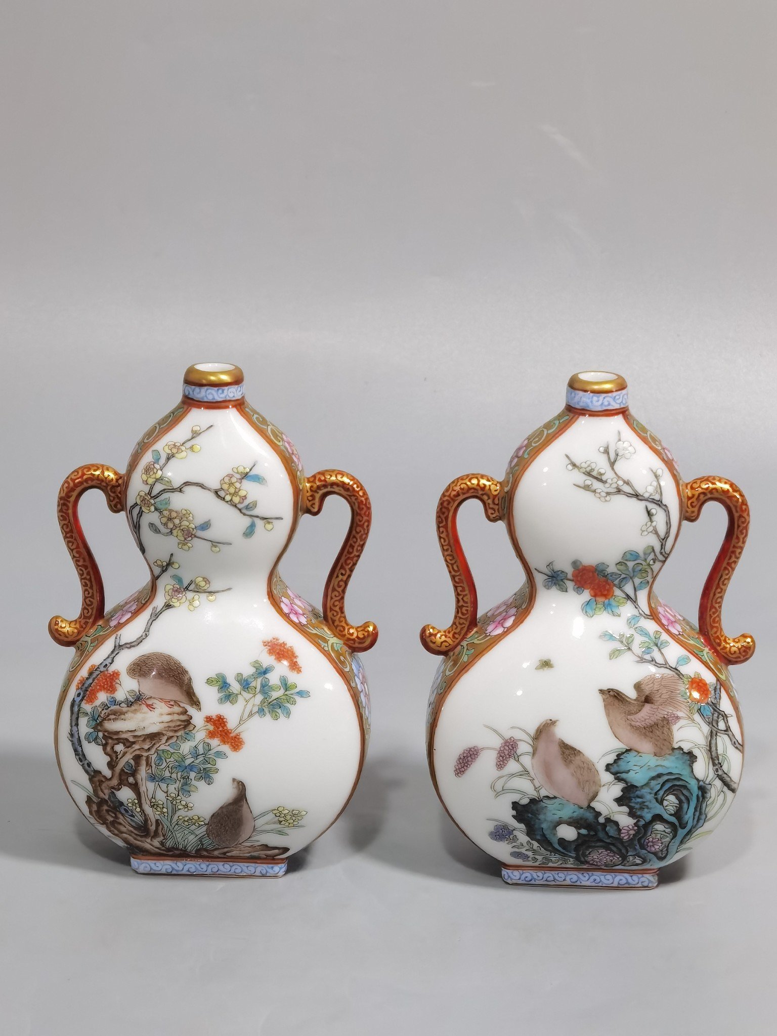 Qing Dynasty Qianlong pair of gold-colored pastel quail binaural flat bottles