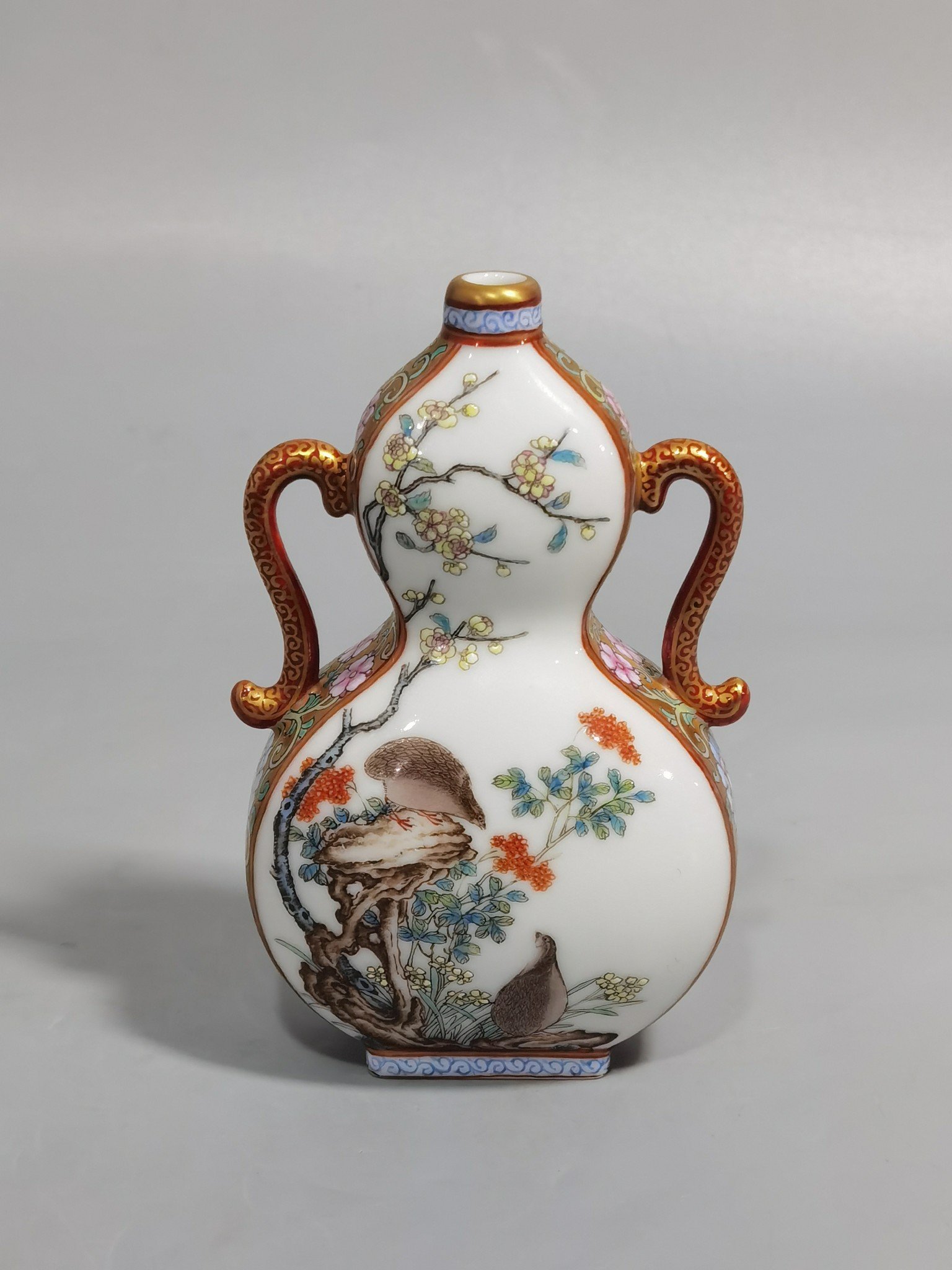 Qing Dynasty Qianlong pair of gold-colored pastel quail binaural flat bottles