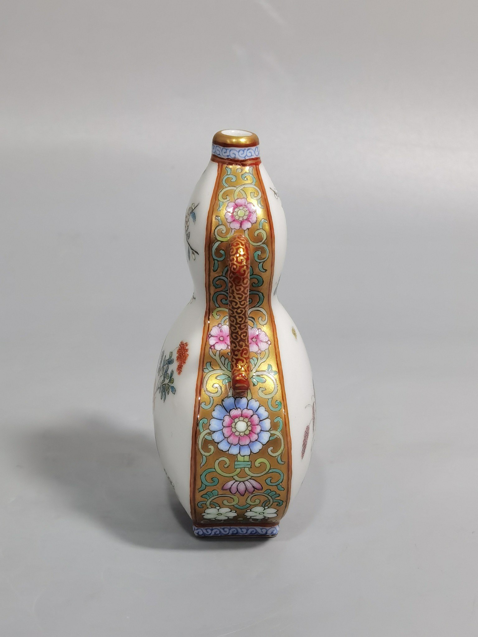 Qing Dynasty Qianlong pair of gold-colored pastel quail binaural flat bottles
